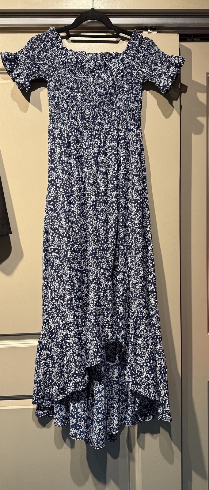 Lulus blue & white floral off shoulder smocked maxi dress – size S – slit – EUC