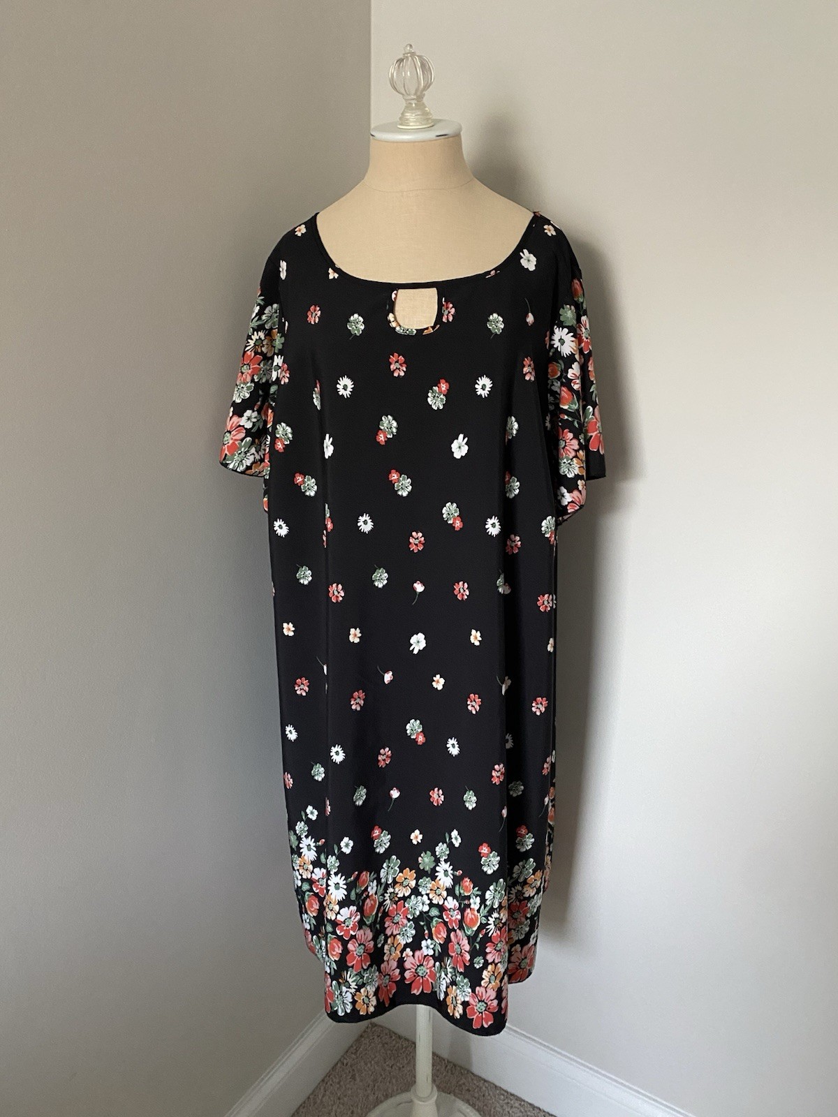 NWOT SHEIN Curve Black Floral Print Keyhole Short Sleeve Shift Dress 4XL