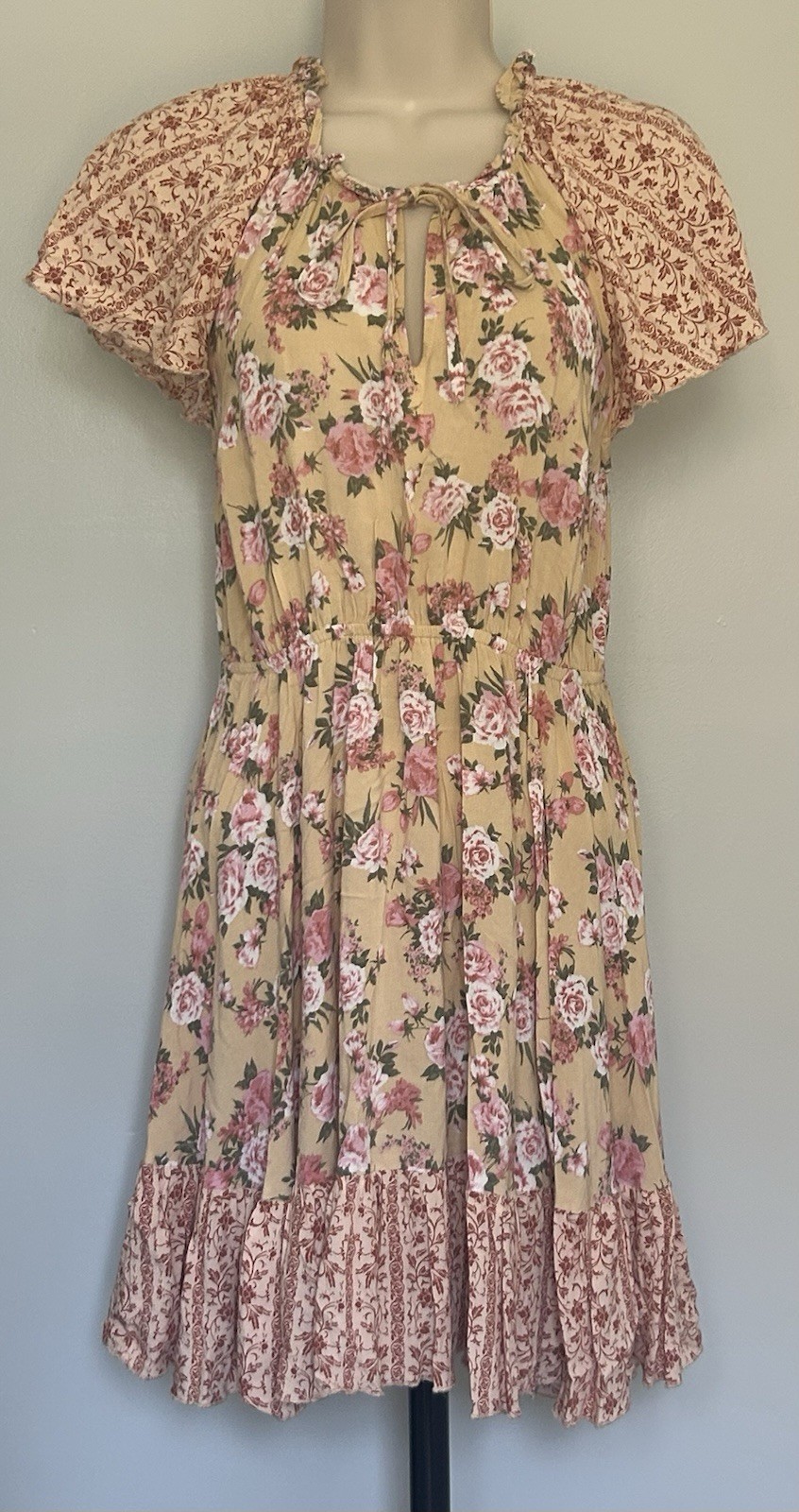 UMGEE Floral Flowy Tiered Flutter Sleeve Ruffle Round/Split V-Neck Size Small