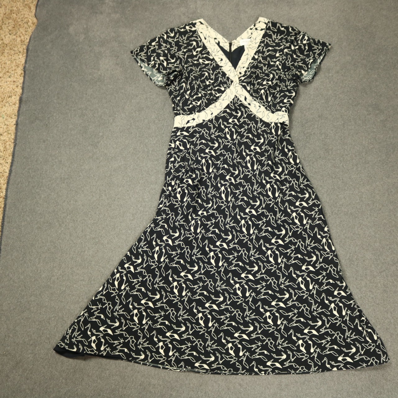 Liz Claiborne Shoes Print V-Neck Knee-Length Dress Short Sleeve Black & White 6