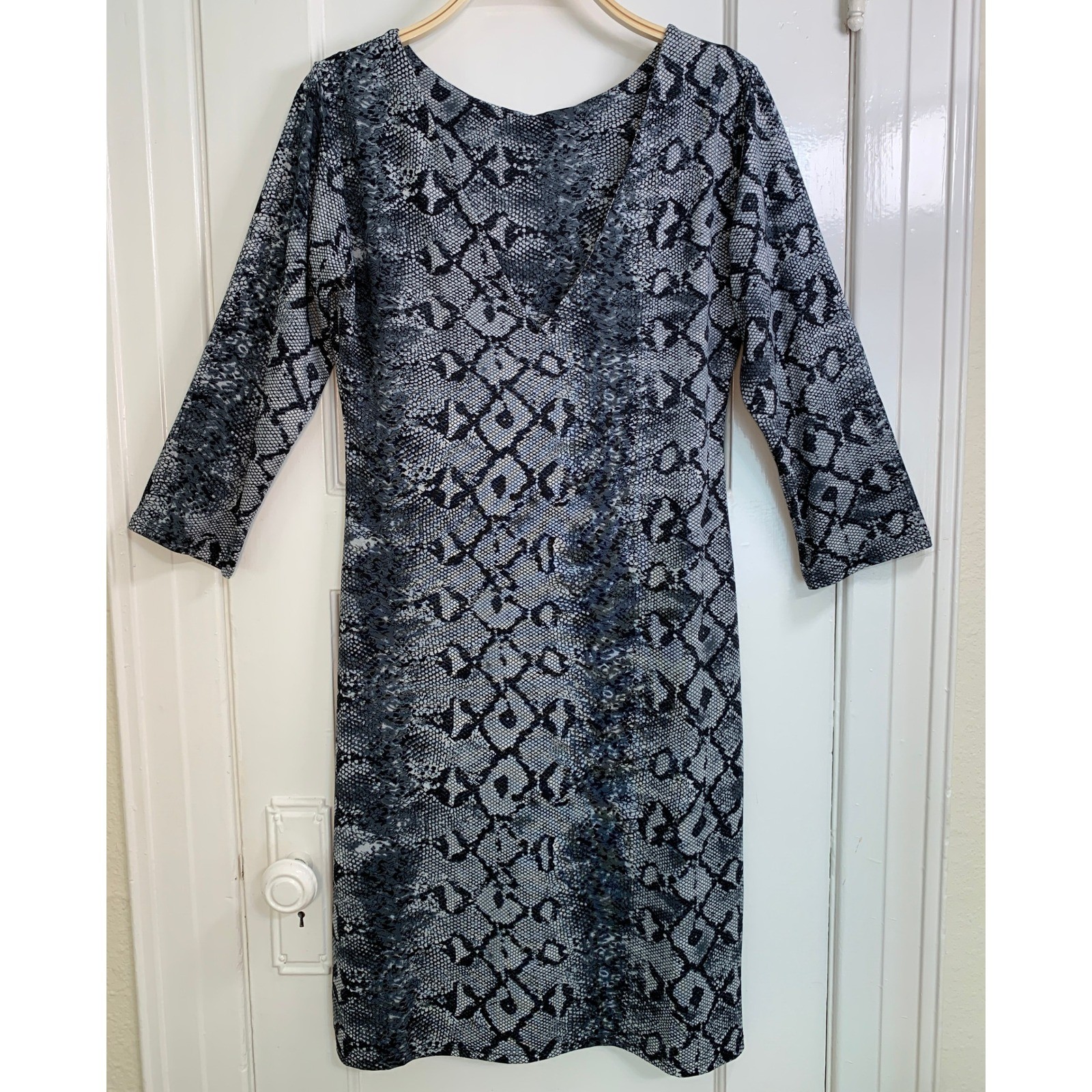 White Mark NWT Bodycon Snake Print Sheath Dress V-Neck Long Sleeve / Size L