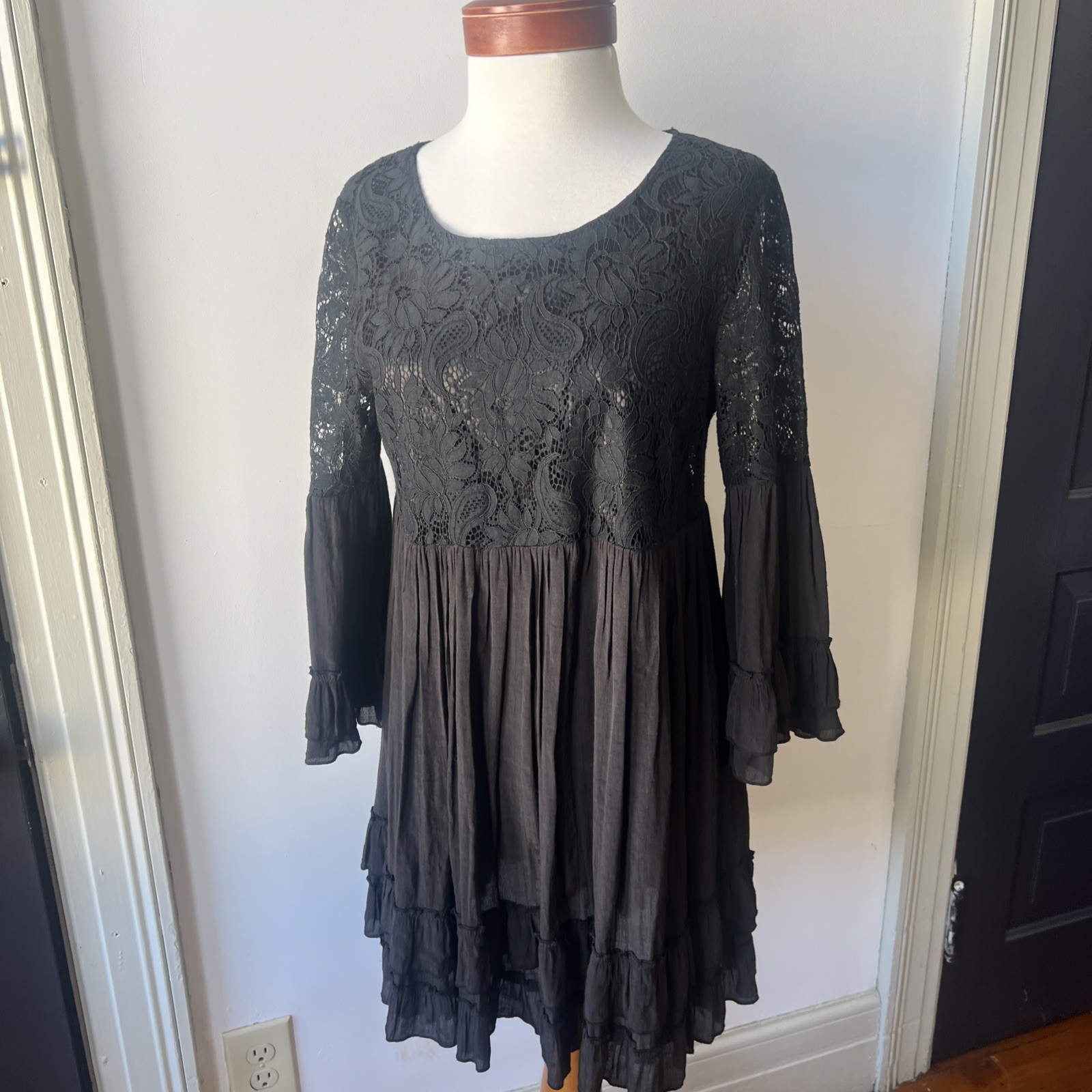 Paisley Vine Lace Overlay Dress Women’s Medium Black Tiered Skirt Bell Sleeves