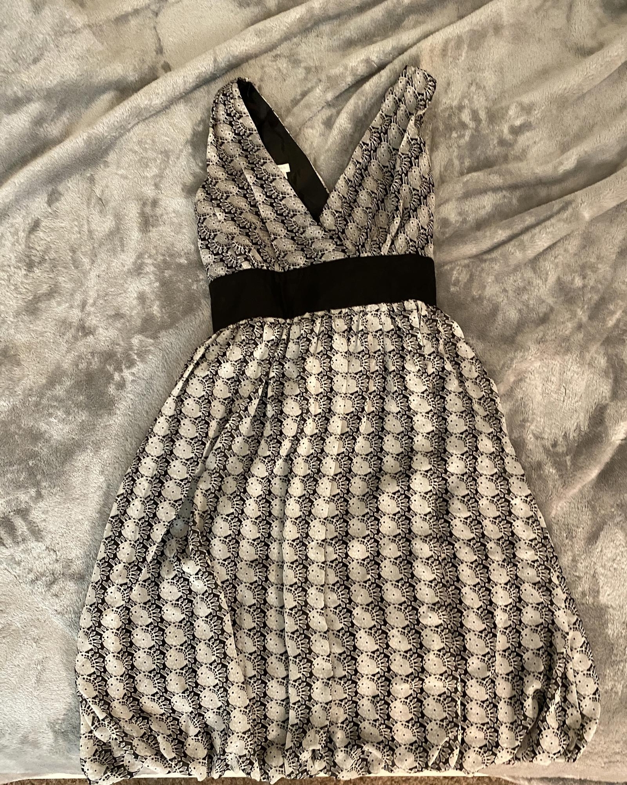 London Times Made in Sri Lanka White Black V Neck Bow Knee Midi Dress