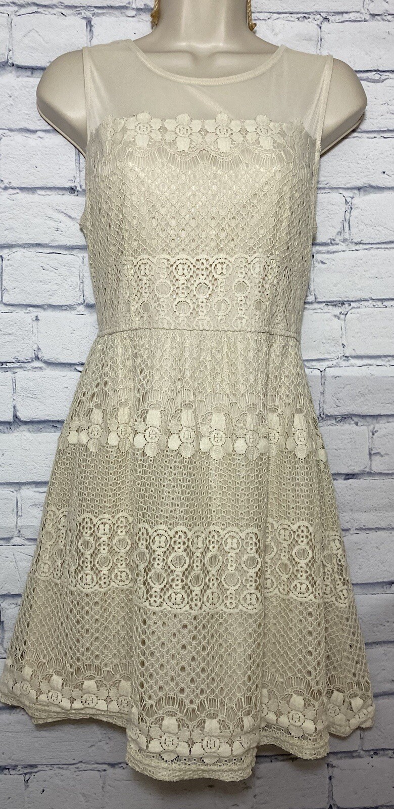 WANNA B Womens Medium Sleeveless Lace Overlay Lined Cream Color Dress
