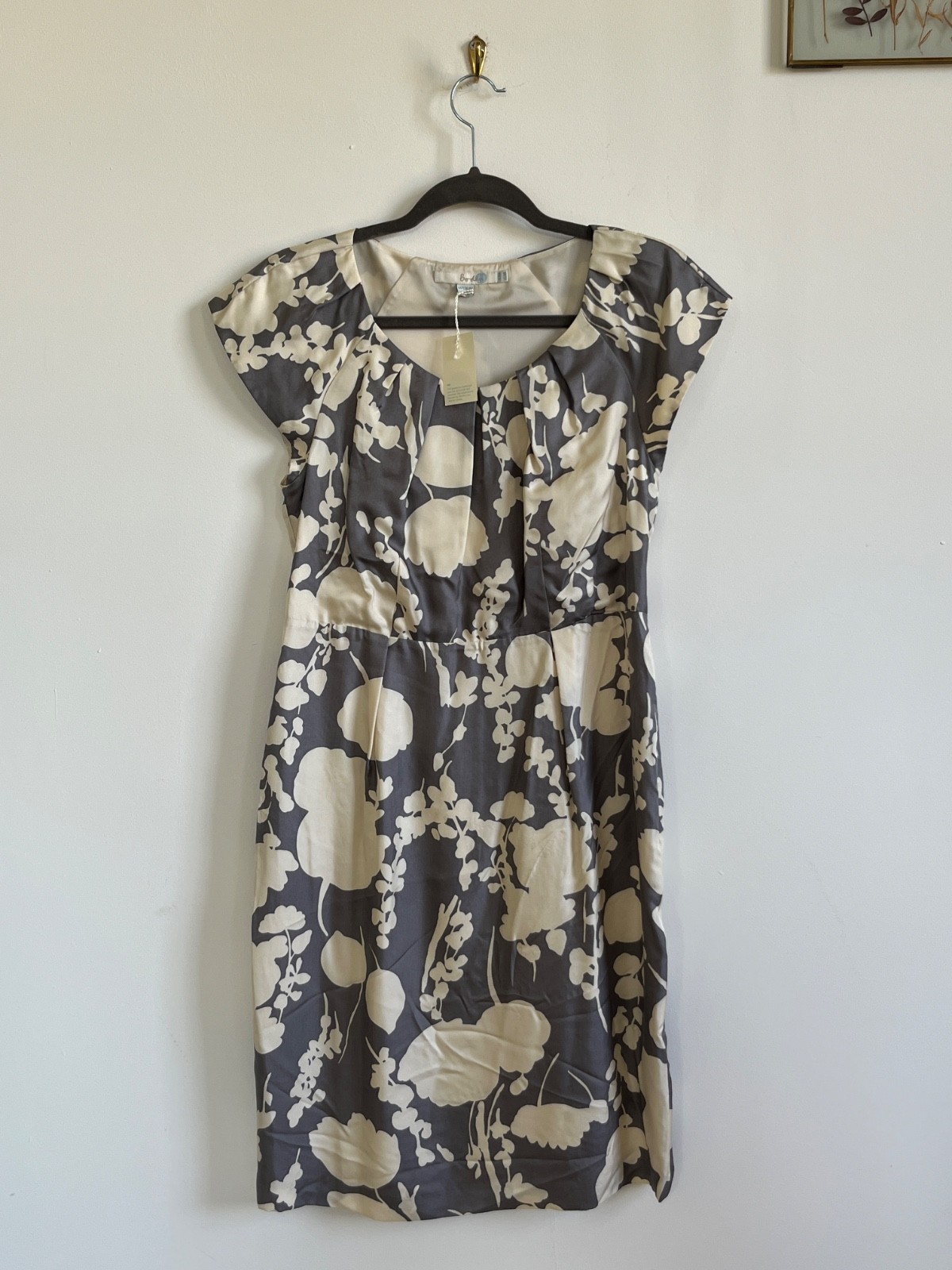 Beautiful Silk Boden Shift Dress Size 10. Lined. Ivory and Grey Foliage Print.