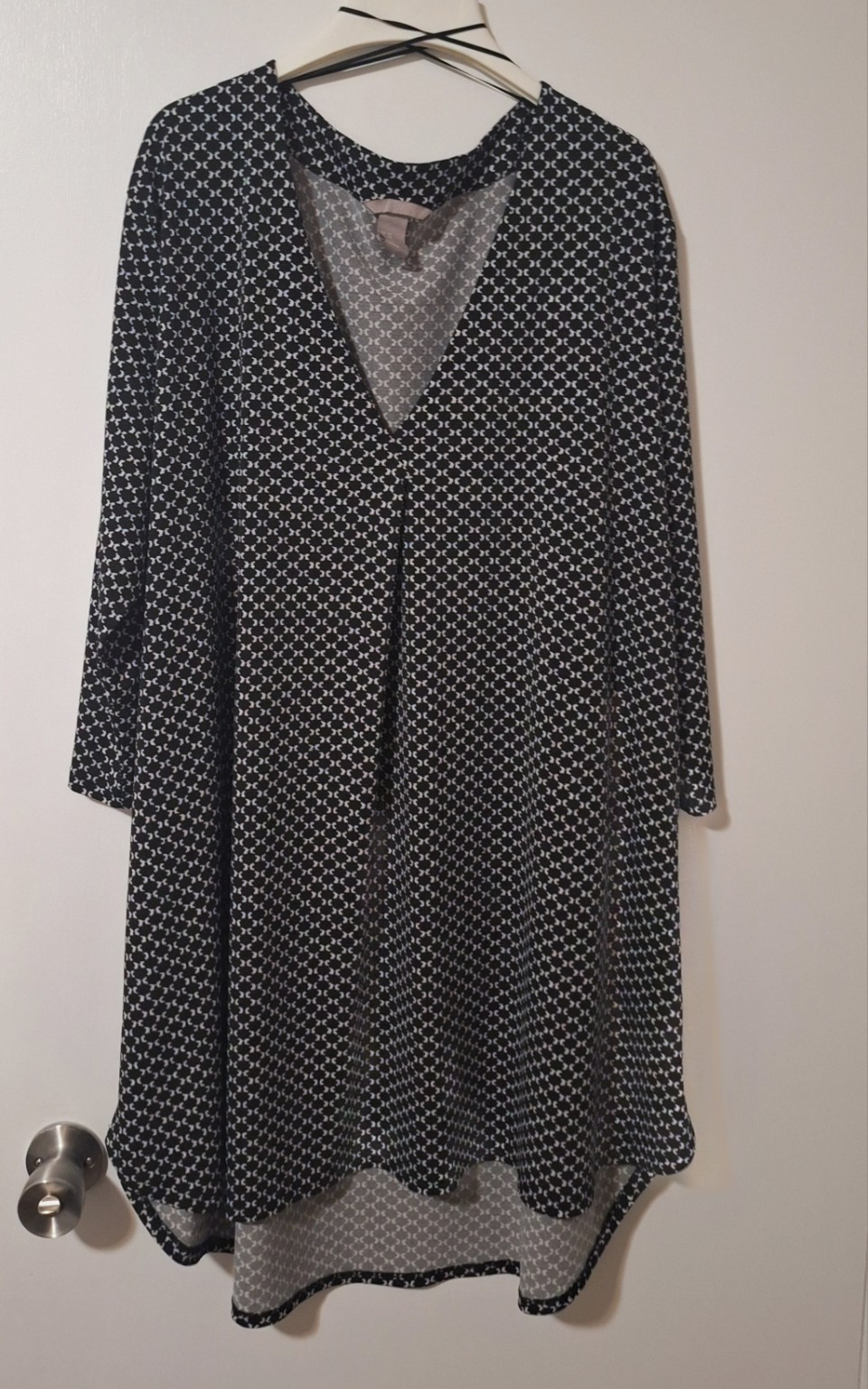 H&M+ Plus 2XL Black/White Geometric V-Neck 3/4 Sleeve Knee Shirt Dress