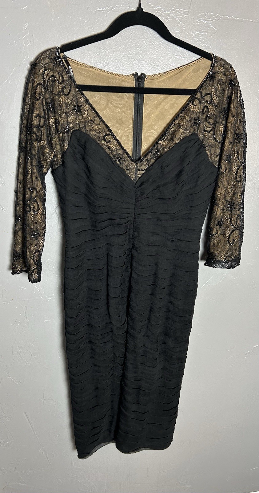 Women’s Tadashi Shoji Black Beaded Lace Silk Body Skimming Below Knee Size 6