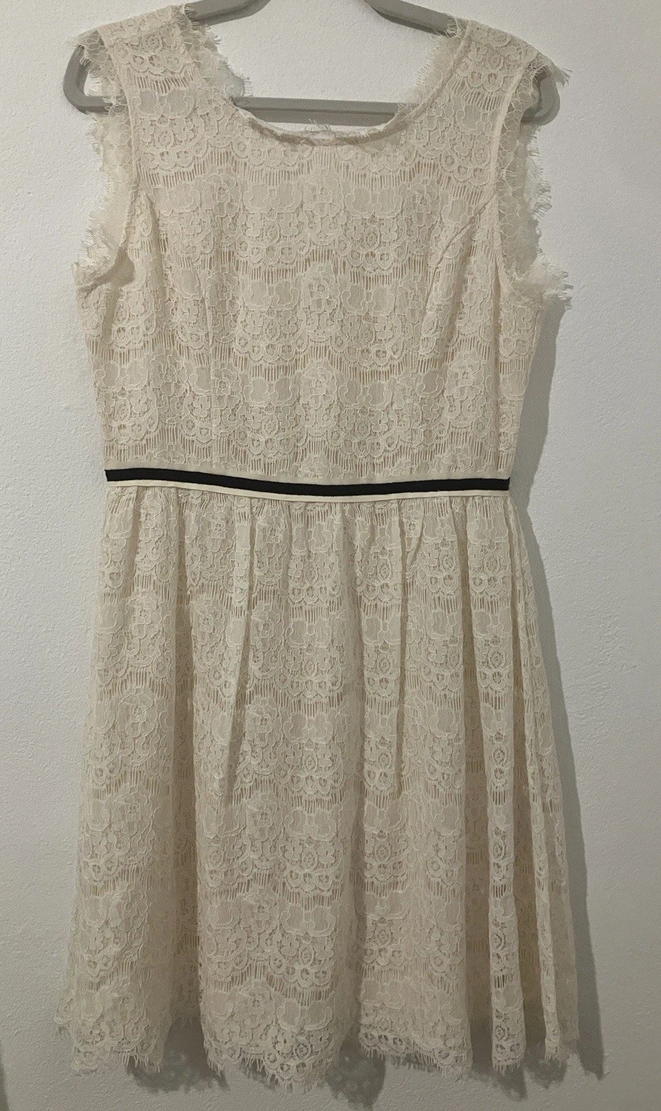 Chelsea & Violet Women’s Mini Dress Cream Lace Size Large Sleeveless
