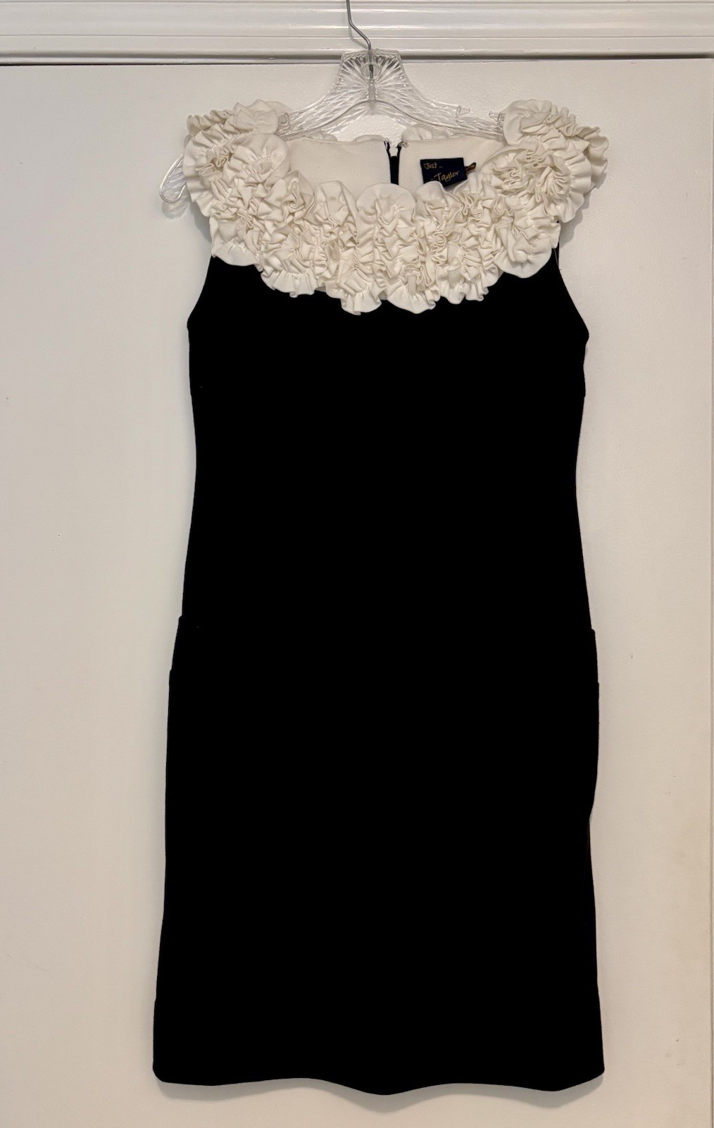 Just Taylor Black Sheath Dress Ivory Ruffle Collar Statement Classic Size 10