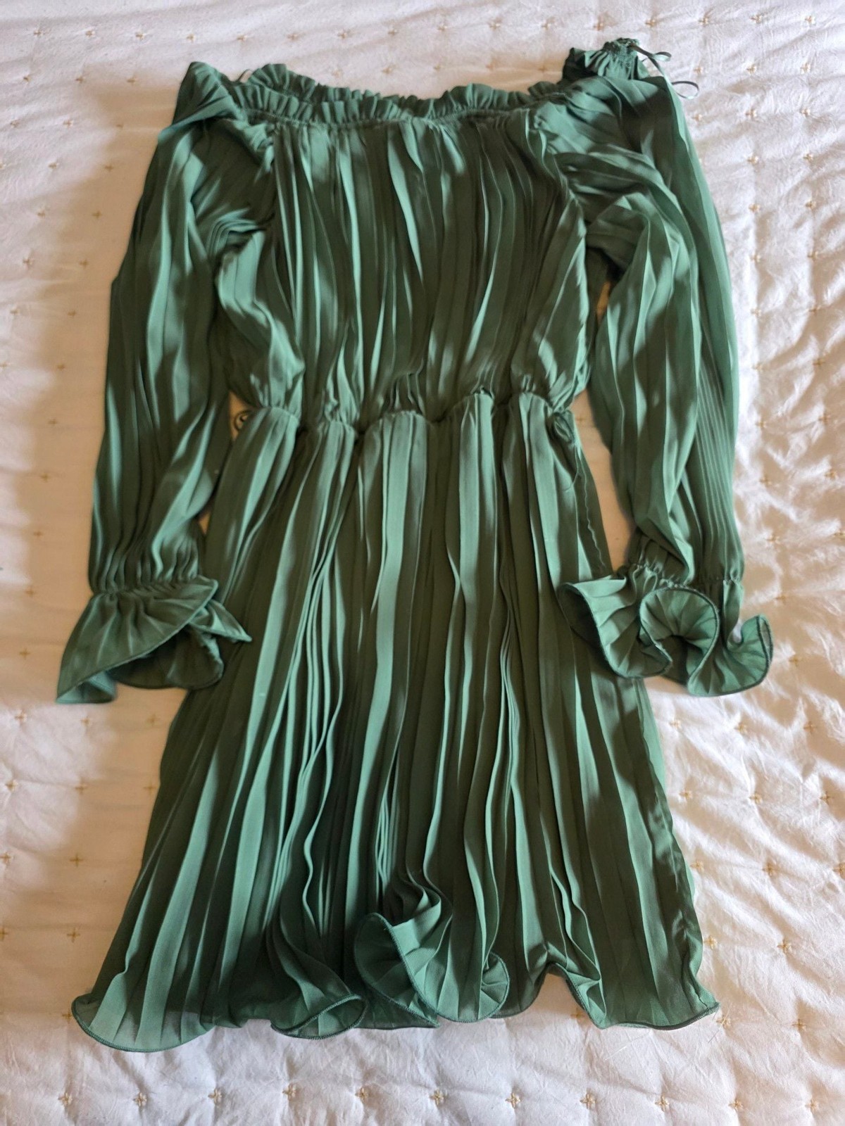 Vici Women’s Green Off-the-Shoulder Long Sleeve Pleated Mini Dress