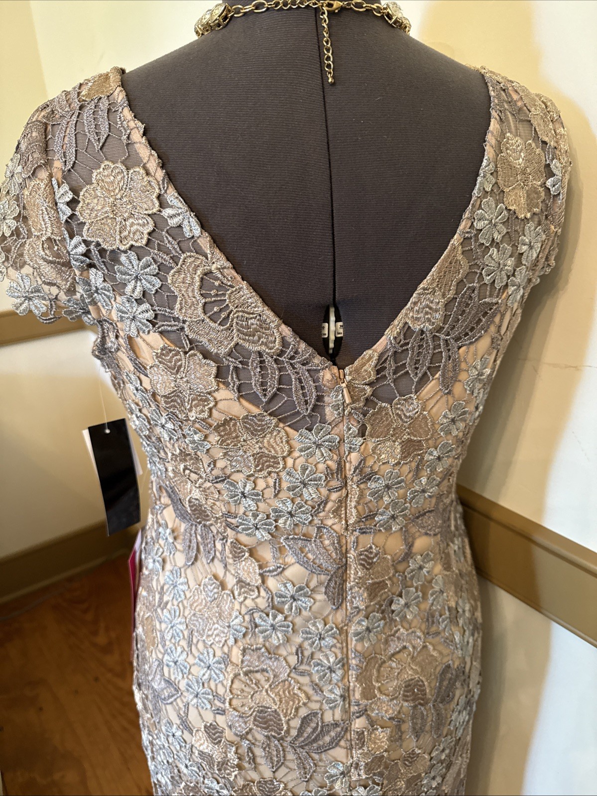 Xscape NWT Lace Overlay Back Zip Sheath Formal MOB Dress Sz 10 Rose Gold/Silver