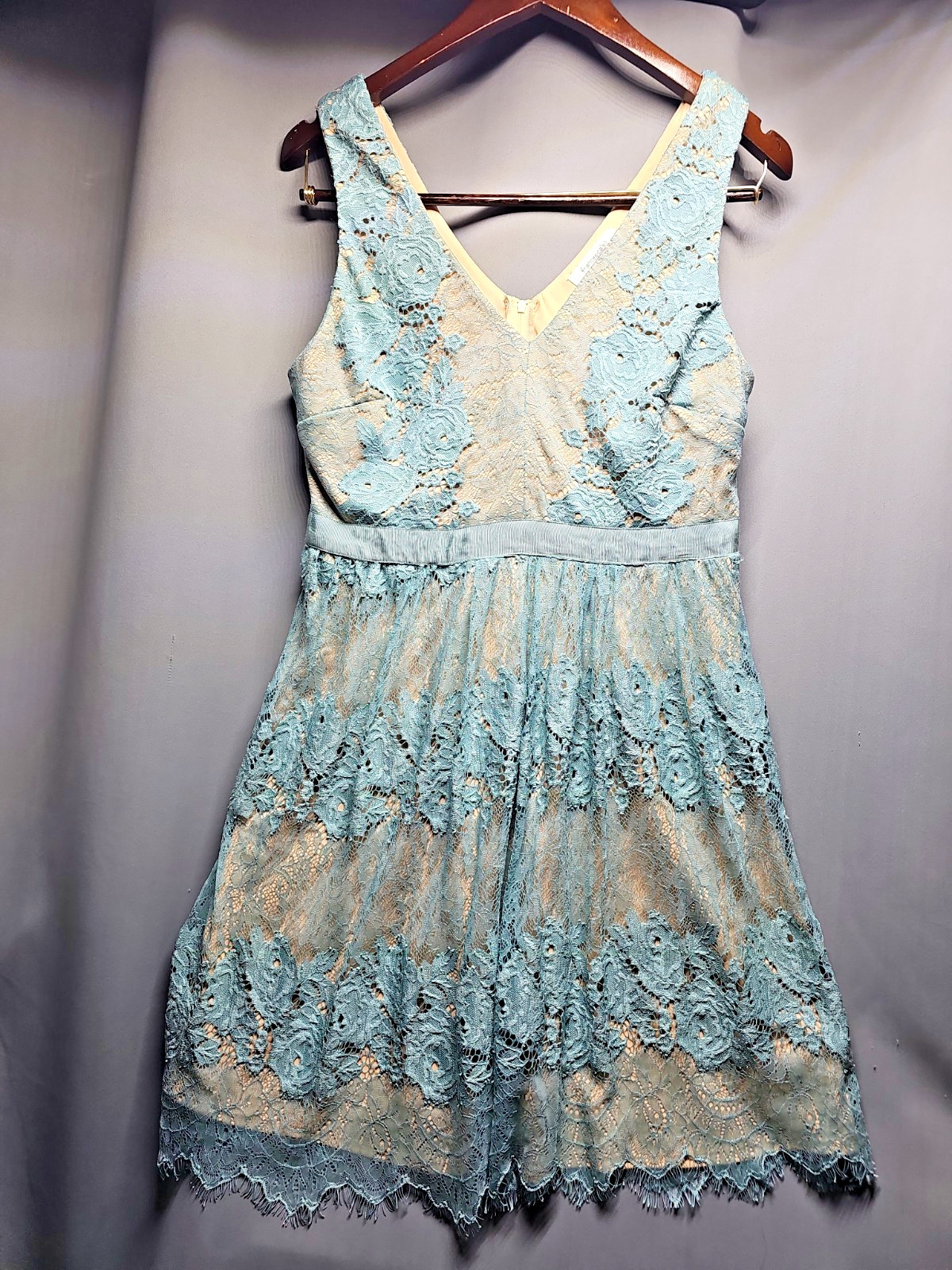 Women’s Francescas Teal And Tan Lace Dress Large Knee Length V Neck