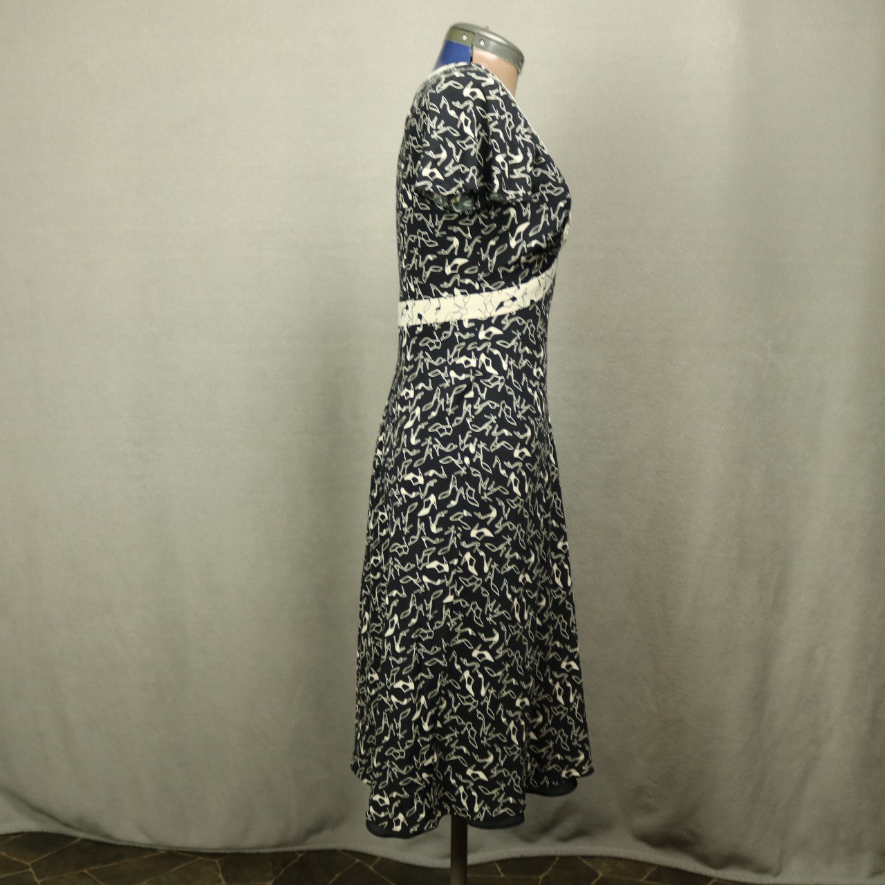 Liz Claiborne Shoes Print V-Neck Knee-Length Dress Short Sleeve Black & White 6