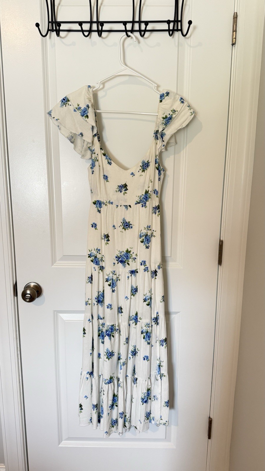 Altar’d State S Lia White Blue Floral V-Neck Flutter Sleeve Lined Midi Dress