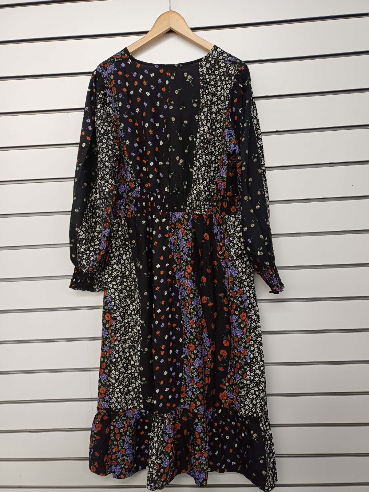 EX YOURS BLACK DITSY FLORAL PATCHWORK V NECK MIDAXI DRESS SIZE 26-28 (REF R)