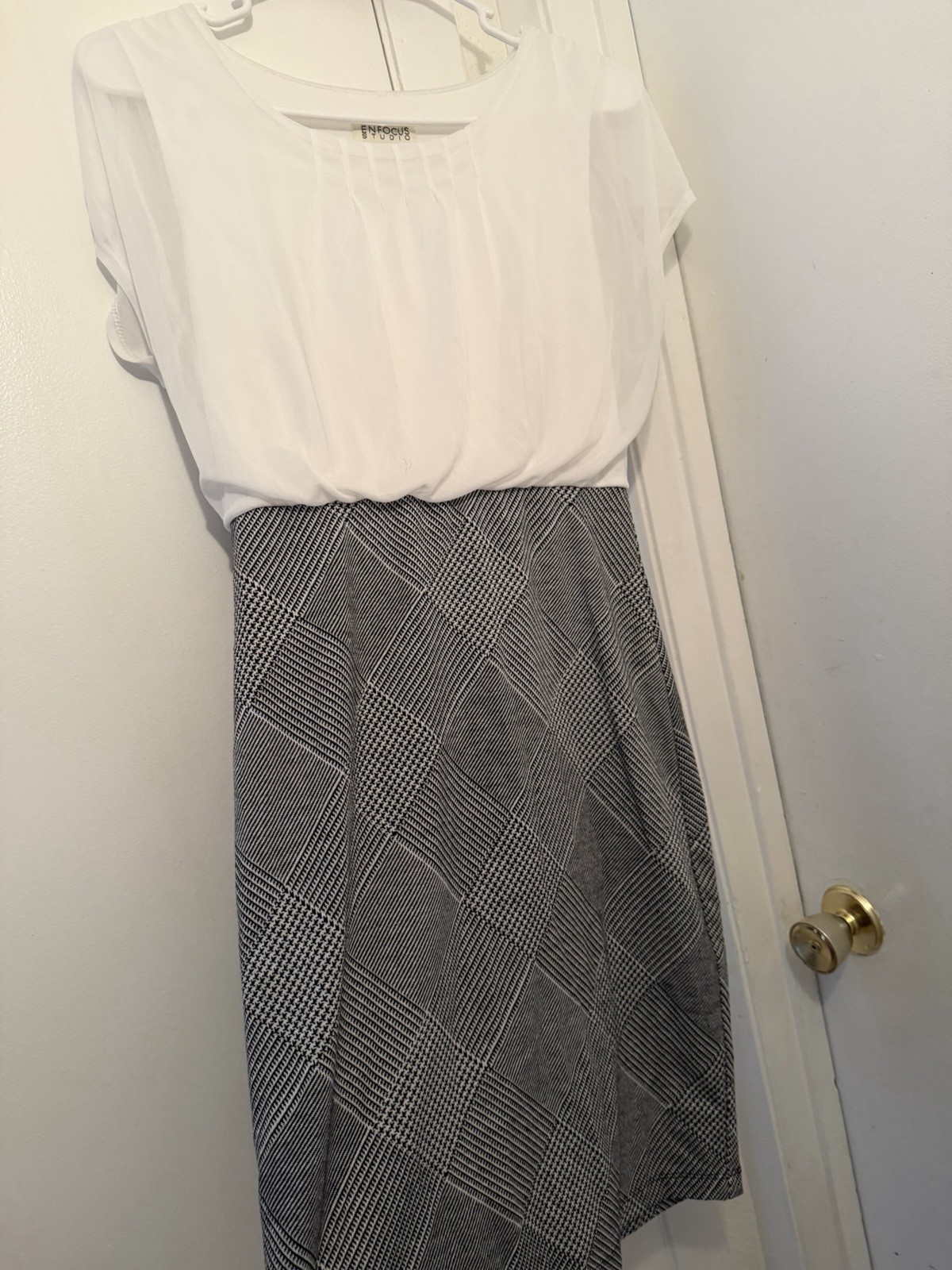 Enfocus Studio Women’s Geometric Sheath Dress 6 White Gray Round Neck Pleated