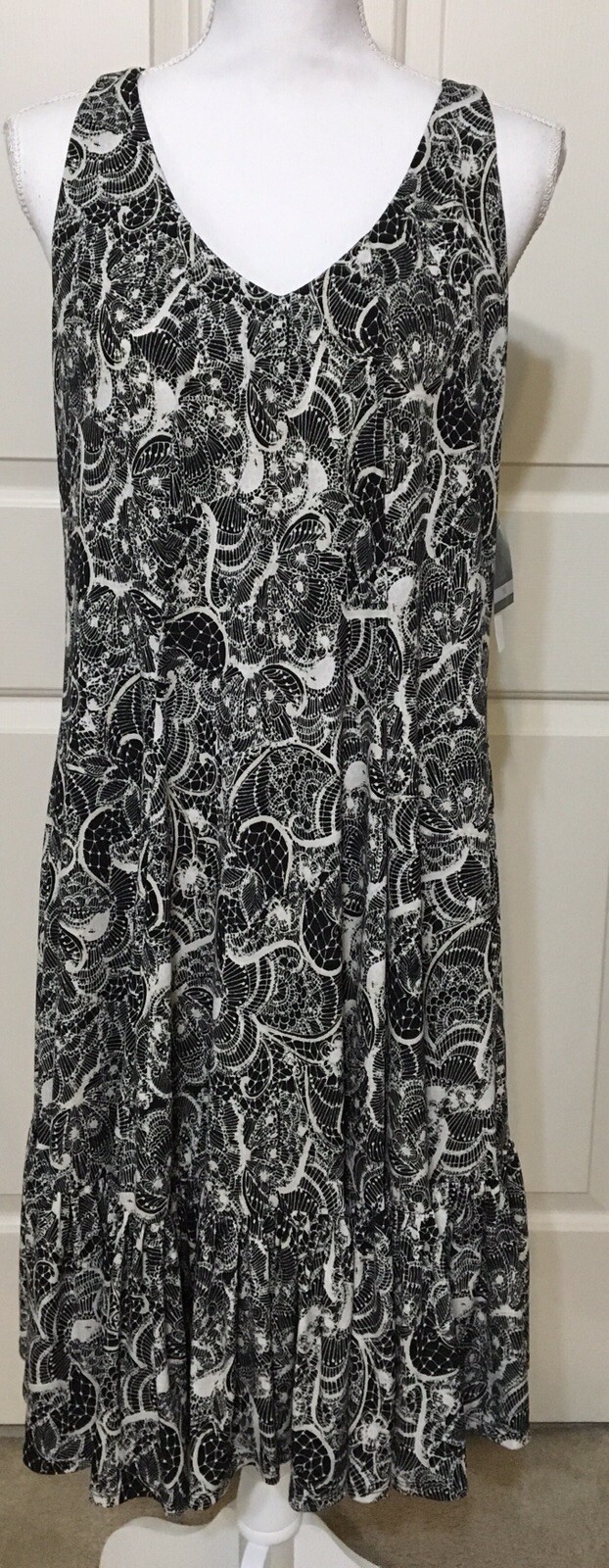 NWT Gabby Skye 1X black white floral v-neck sleeveless flare dress $96
