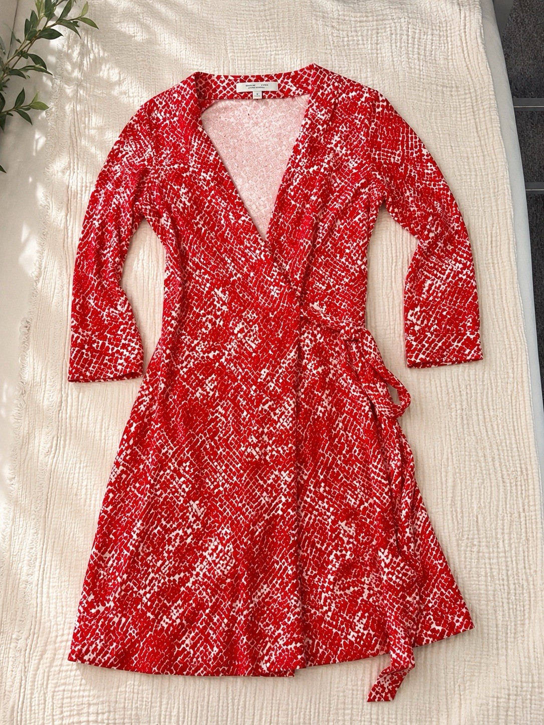 Diane von Furstenberg Red/White Abstract Wrap V-Neck 3/4 Sleeve Jersey US 2