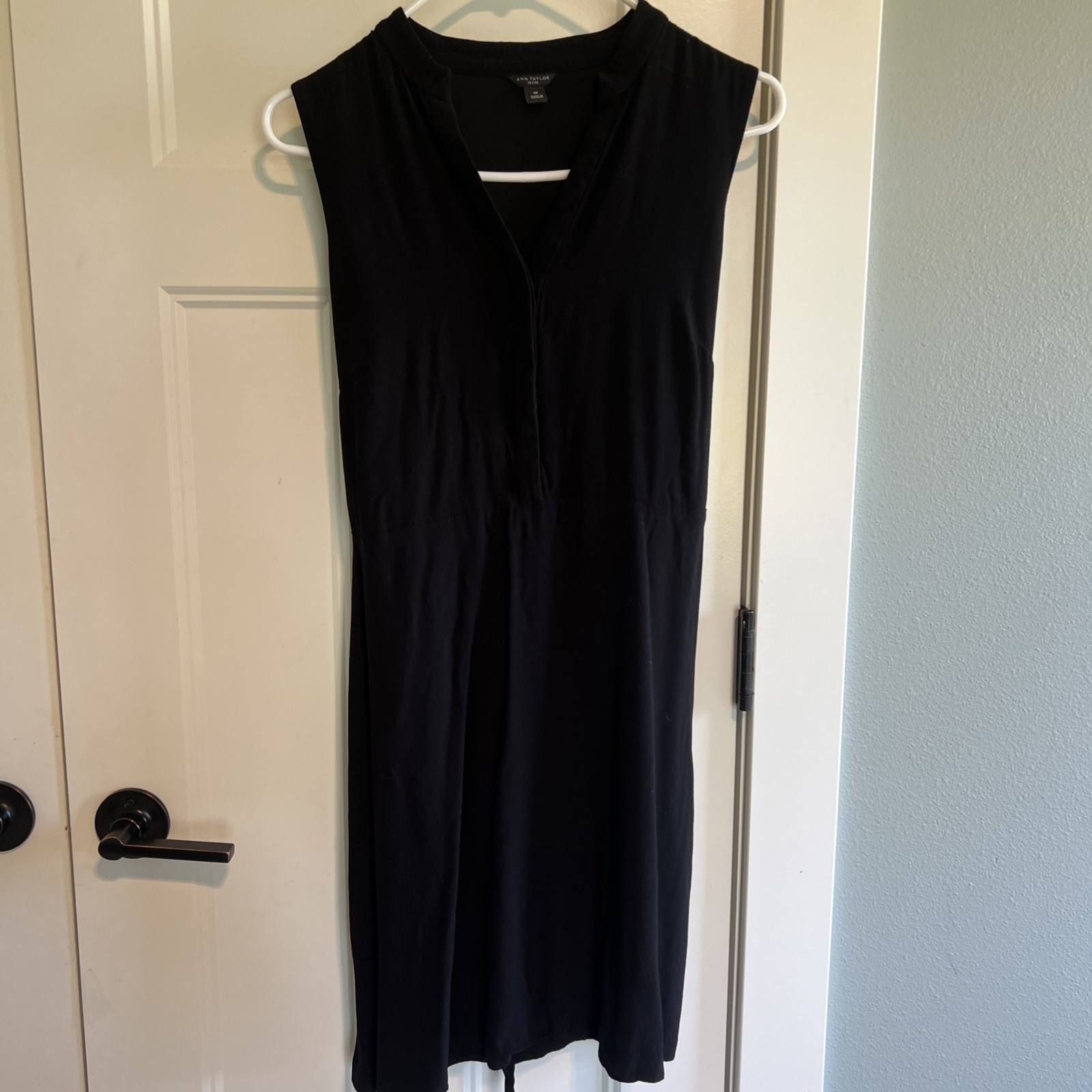 Ann Taylor Dress Petite 10P Black Sleeveless V-Neck Classic Double Lined Belted