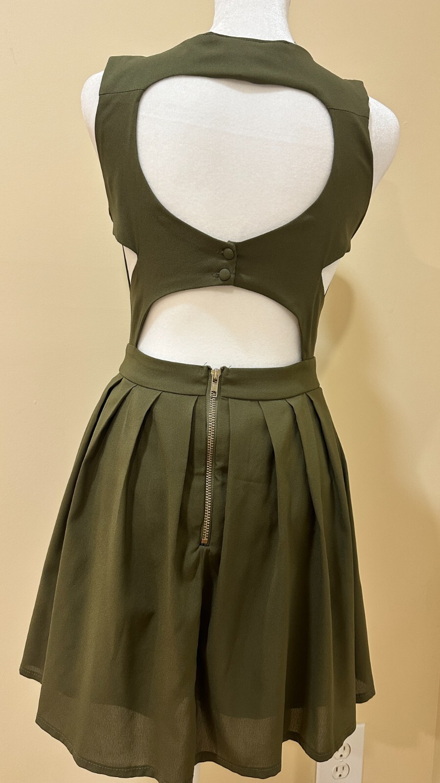 TILLY ANNE Olive Green Mini Sleeveless Lined Pleated Dress Cut Out Back Sz S