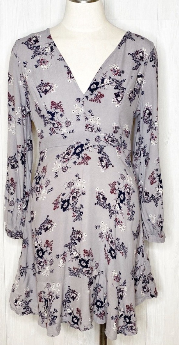 Astr The Label Floral Mini Dress SM Long Sleeve V Neck Gray & Purple Revolve EUC