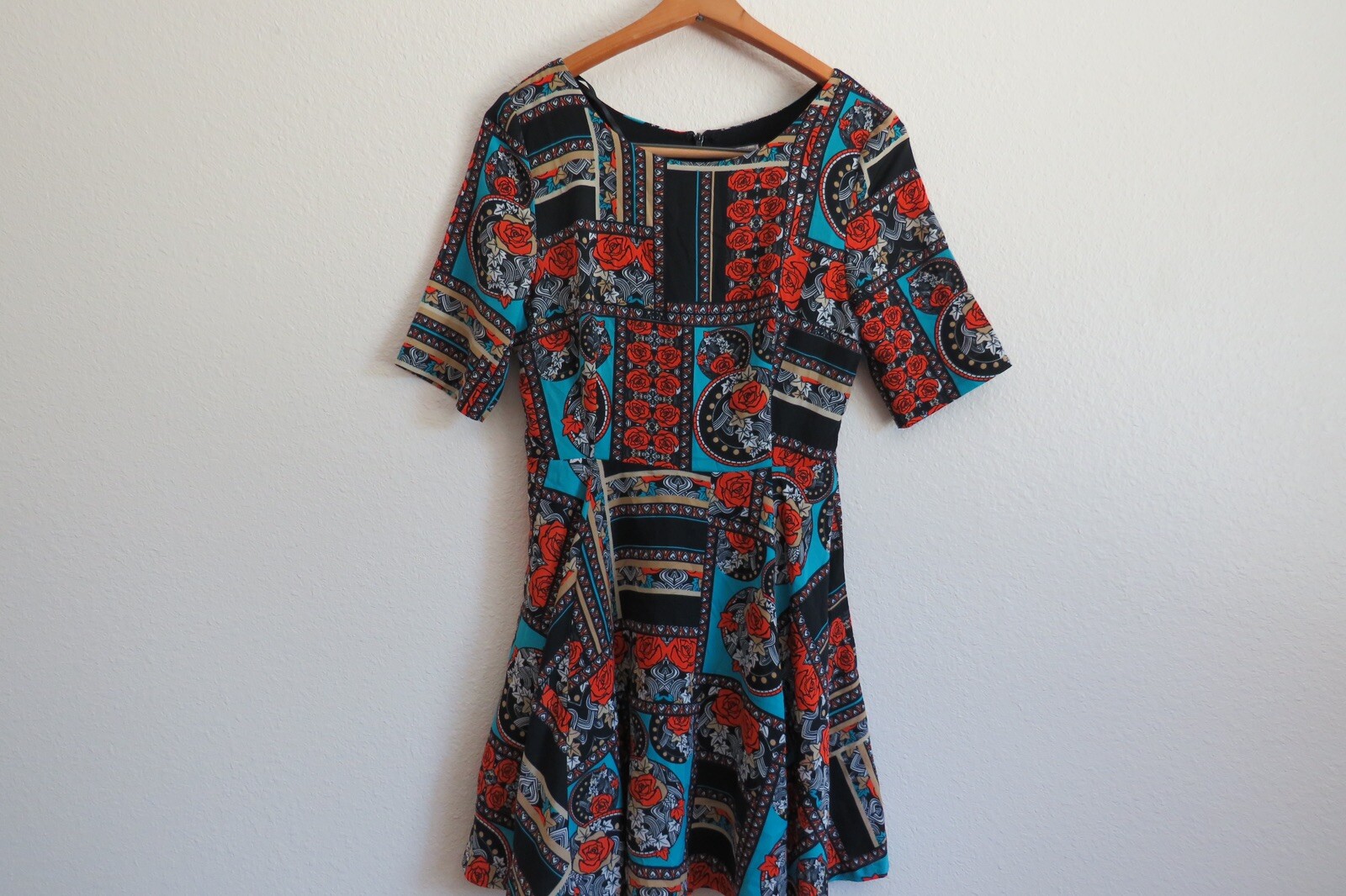 MINKPINK Skater Dress Size SmallFloral Rose Red Lined Back Zip Heart Half Sleeve
