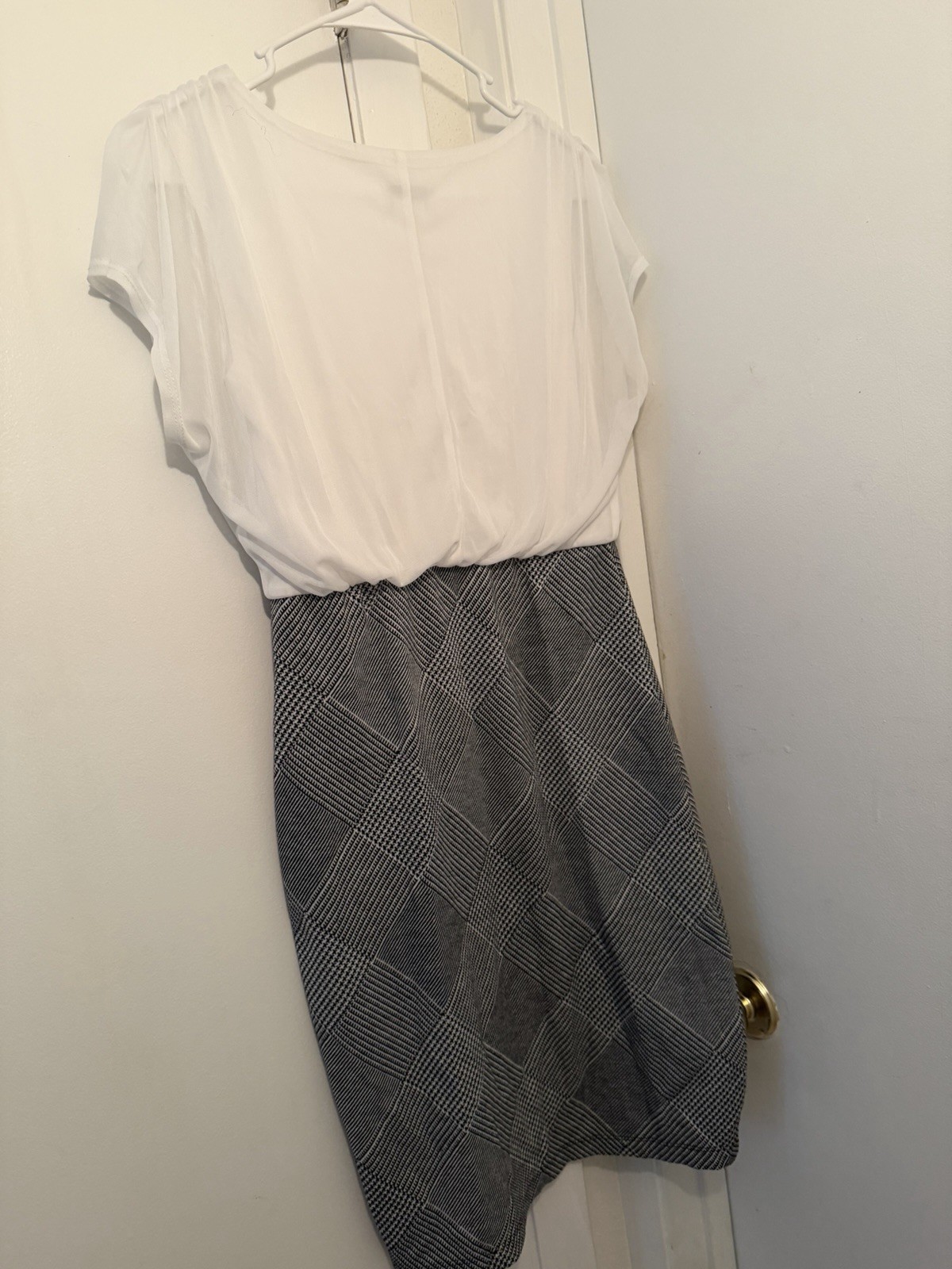 Enfocus Studio Women’s Geometric Sheath Dress 6 White Gray Round Neck Pleated