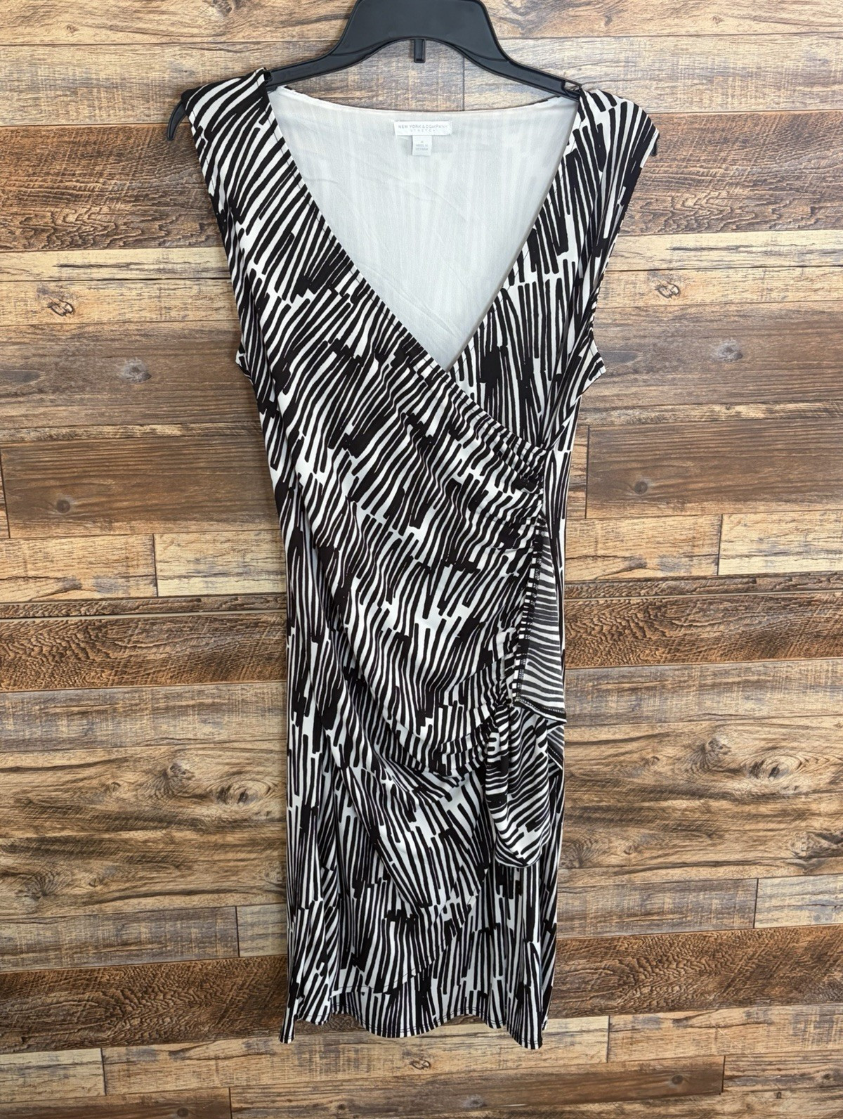 New York & Company Black White Abstract Sheath Dress Knee Sleeveless V-Neck M