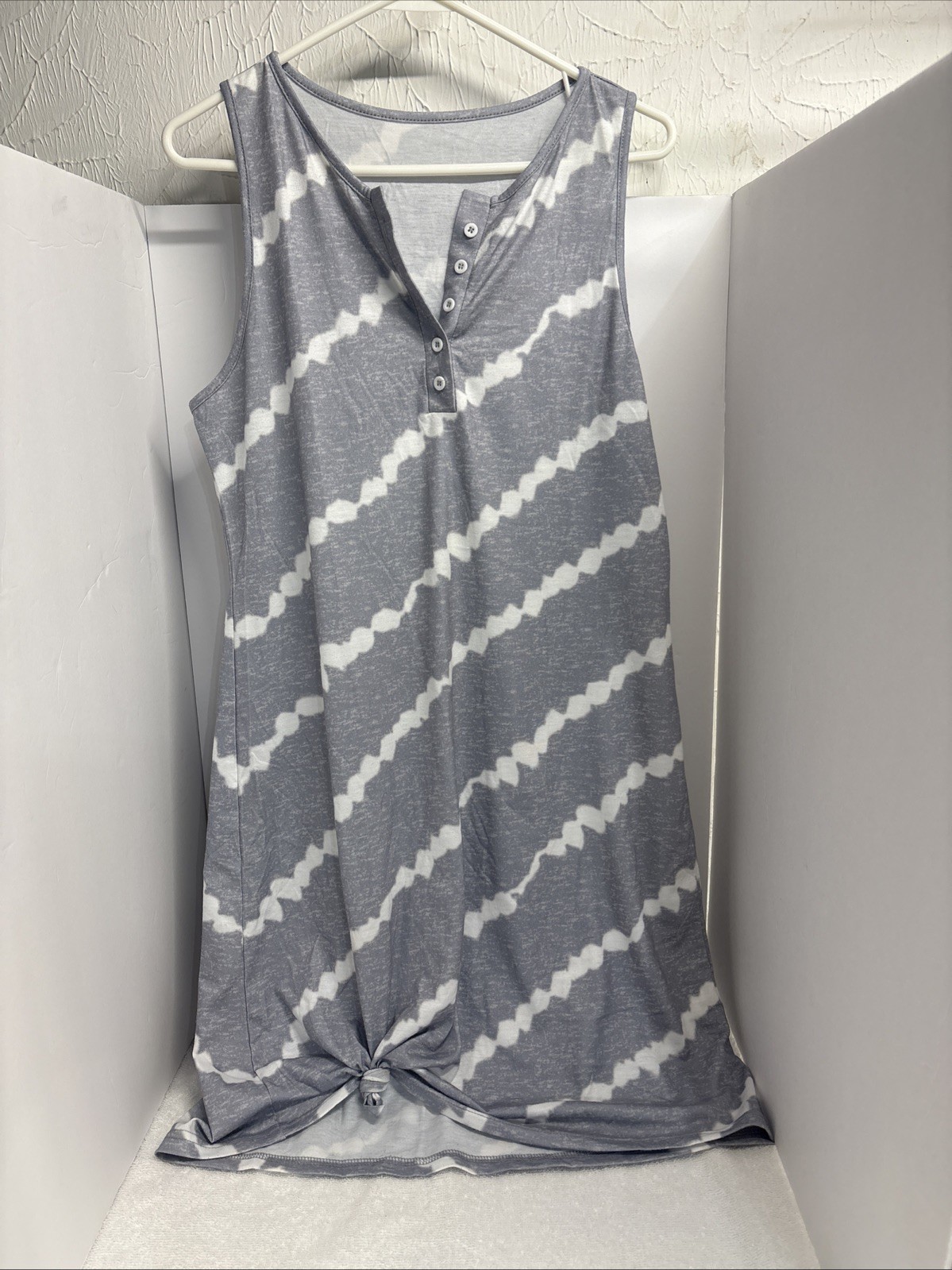 Women’s Dress Long Grey And White V Neck Sleeveless Size L