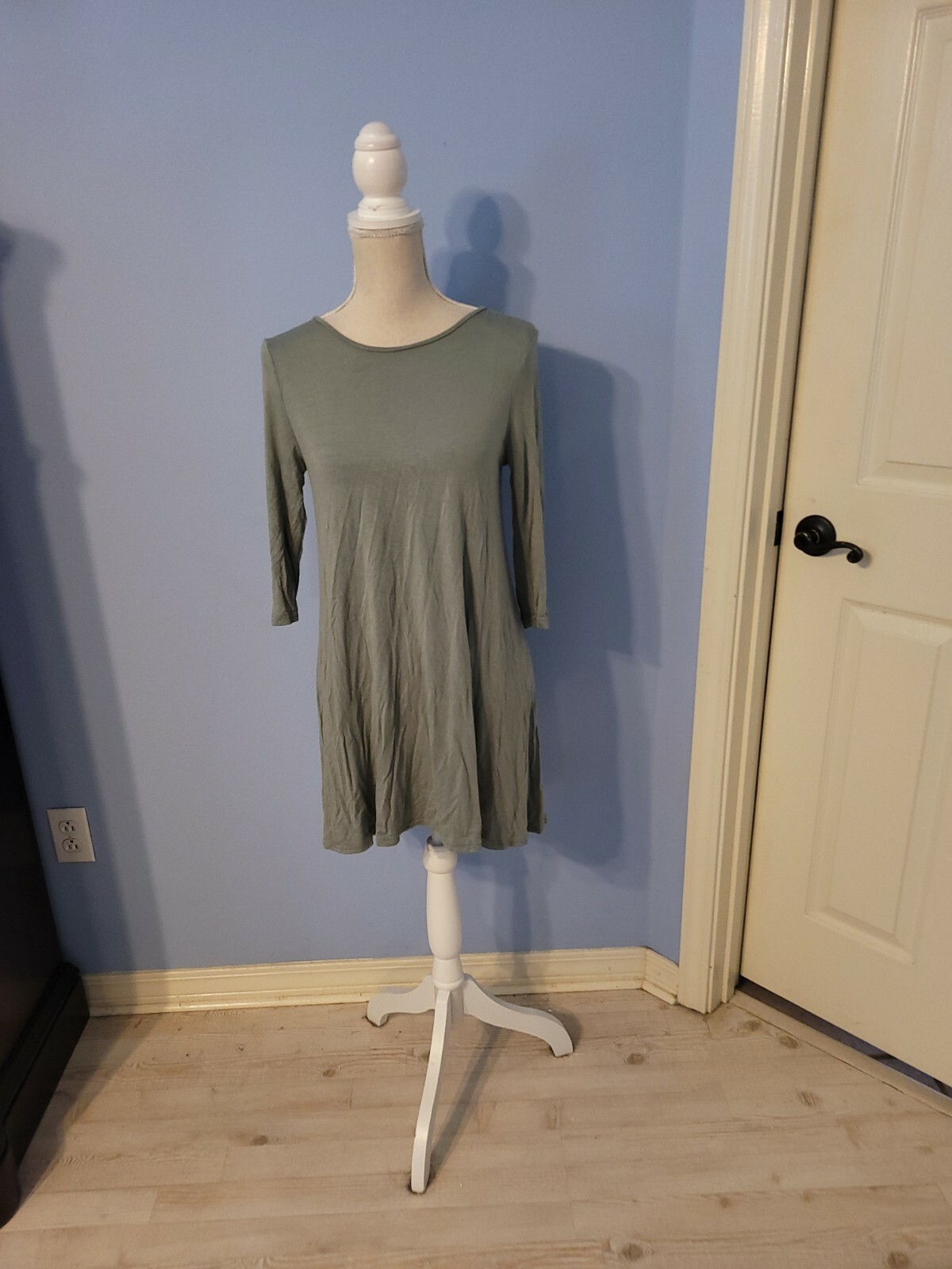 Rue21 Size Medium Dress Womens Solid Green Round Neck Shift