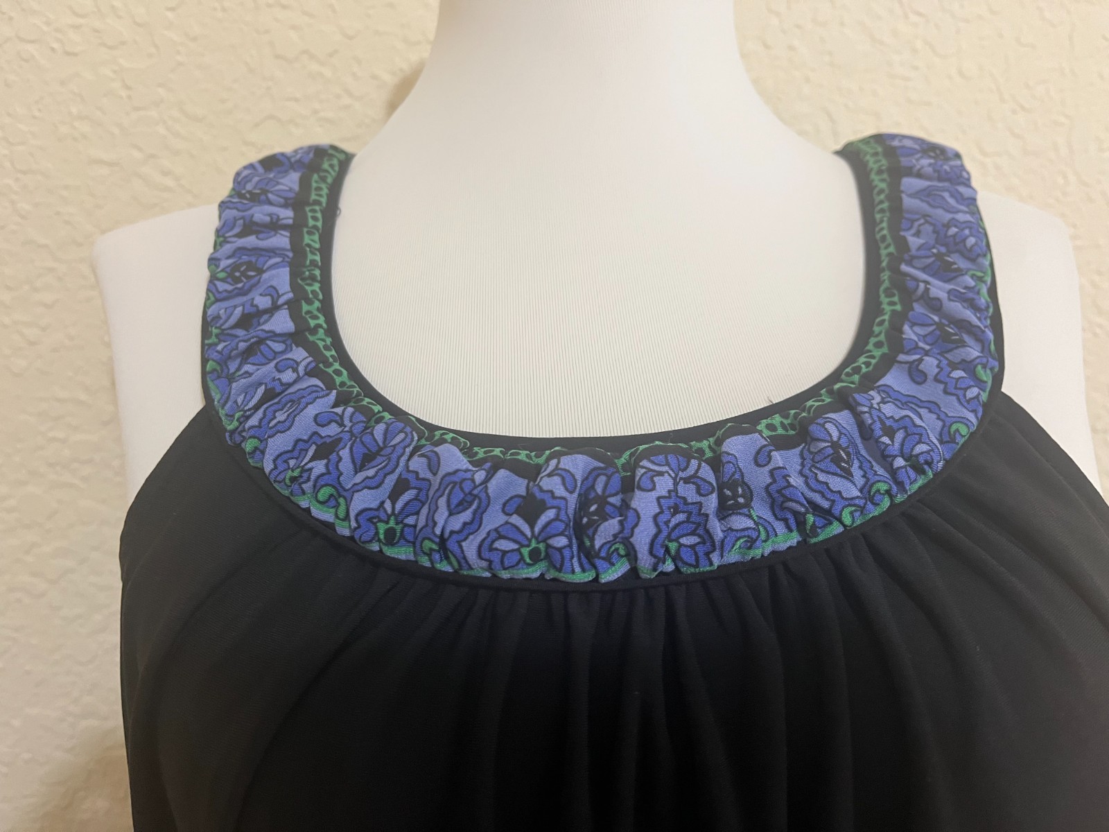 Dress Barn Sz 16 Sleeveless Round Neck Medallion Poly Spandex A-Line Dress