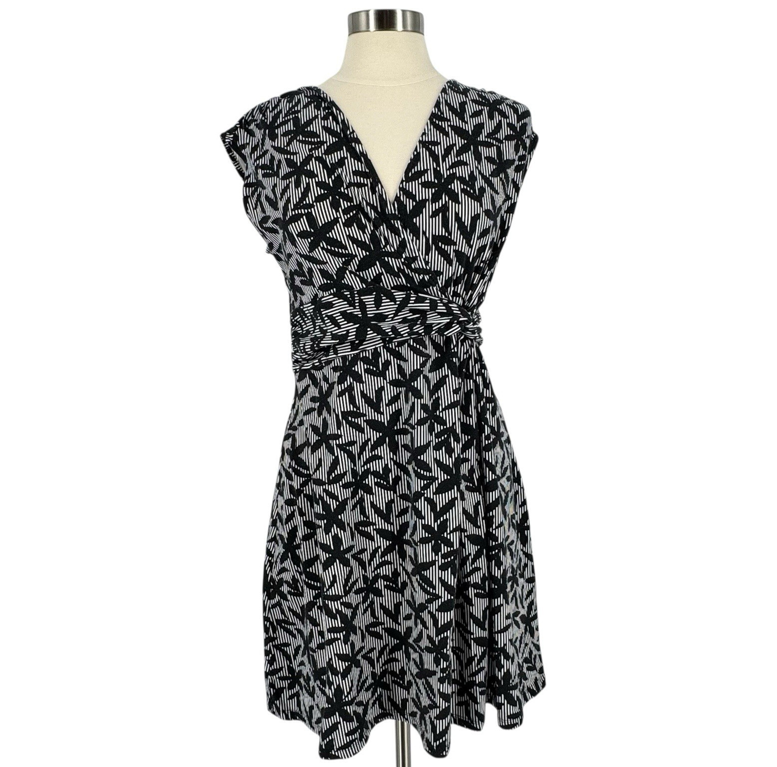 Lands End Womens Floral Wrap Sleeveless Dress M/P 10-12 Black White Stretch Knit
