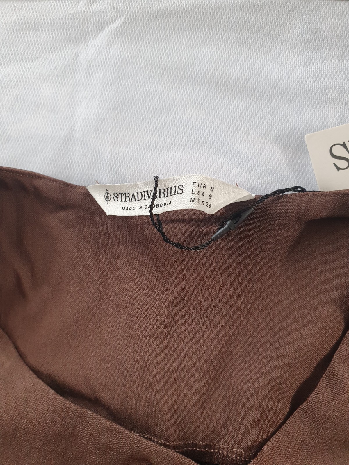 Stradivarius, brown, It features a crew neck, sleeveless, high side leg slit. S