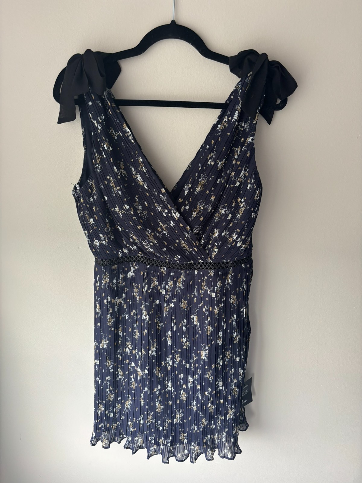 NWT Lulus Navy Floral Plisse Mini Dress Bow Shoulder Sleeveless Medium
