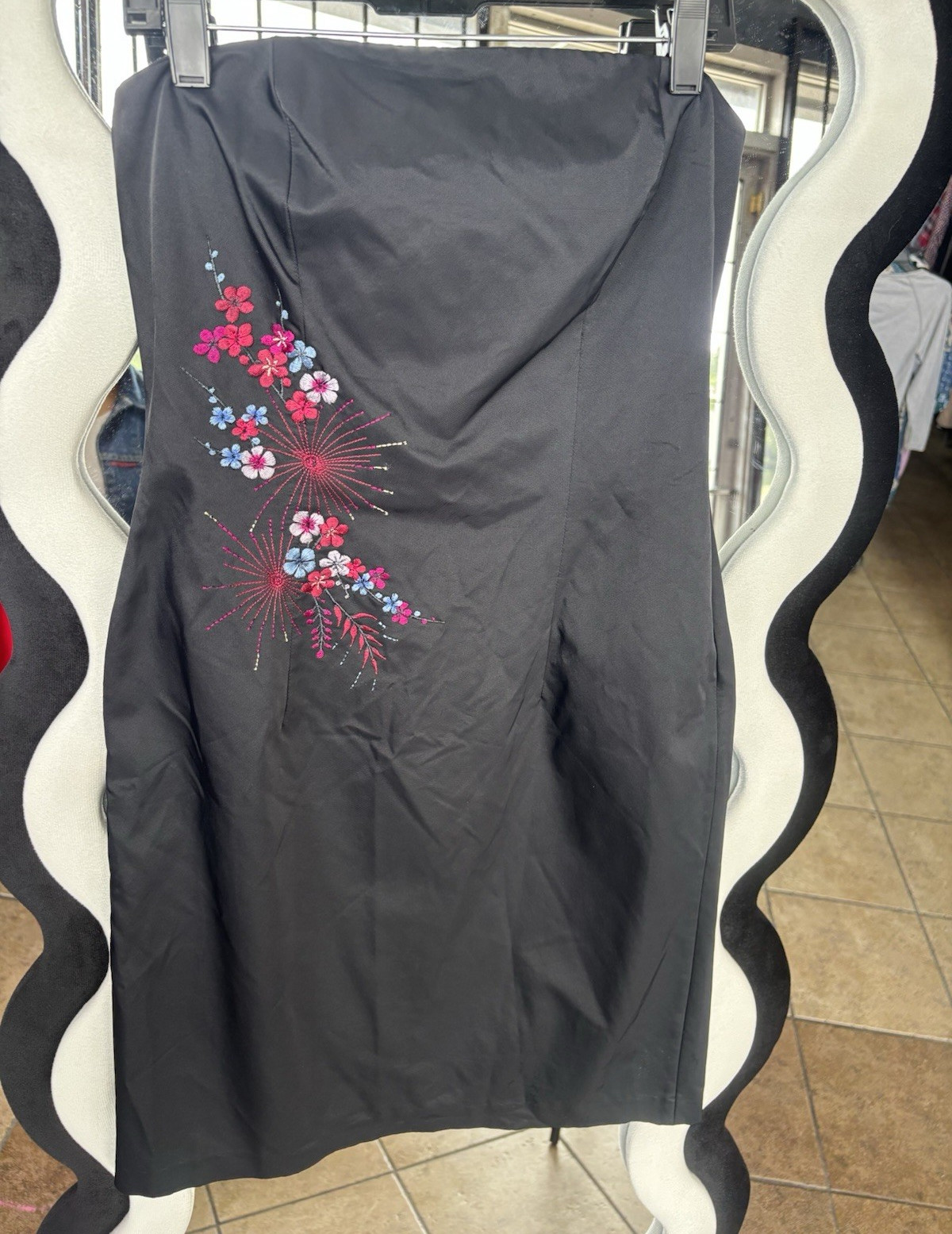 Express Black Strapless Sheath Dress Satin Floral Embroidered Knee Size 3/4