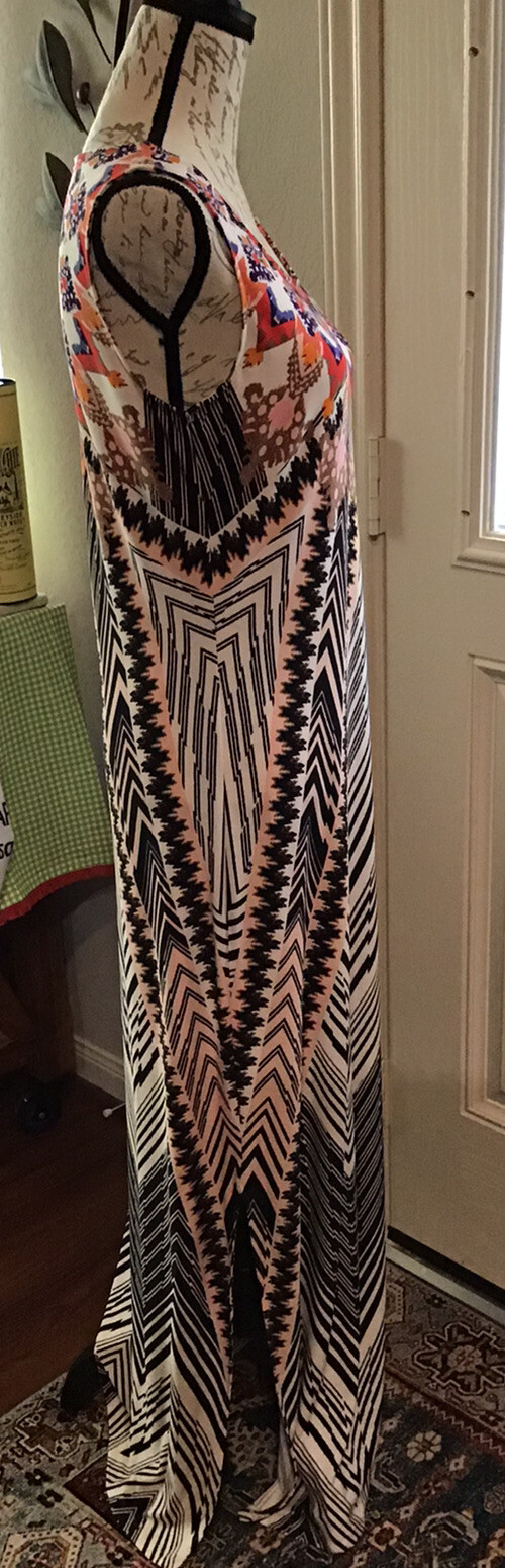 CHELSEA & THEODORE DRESS Size M Long-Bottom Slits Sleeveless Printed NWT