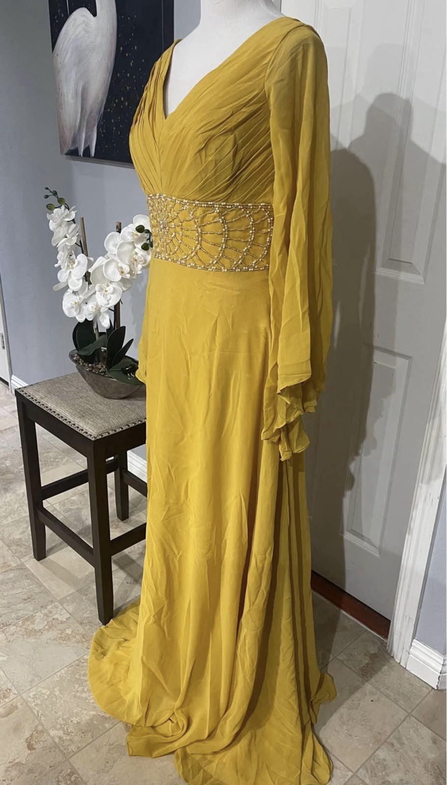 * New Beautiful dress size 10/12 Large waist measurement 31/ 32 inches