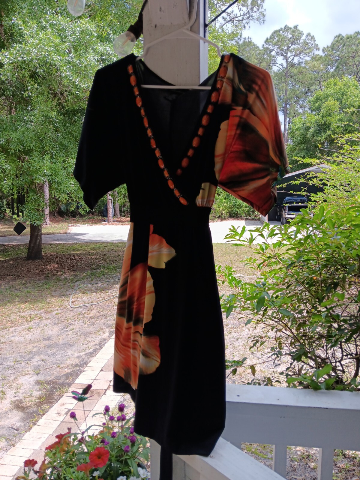 Roulette Beaded Tie Back Knee Length V-Neck Dress .size Small