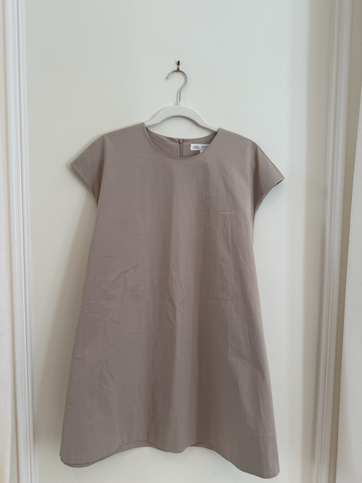 NWT ZARA Women’s Beige Solid Shift Dress Short Sleeve Crew Neck Pockets Zip, M