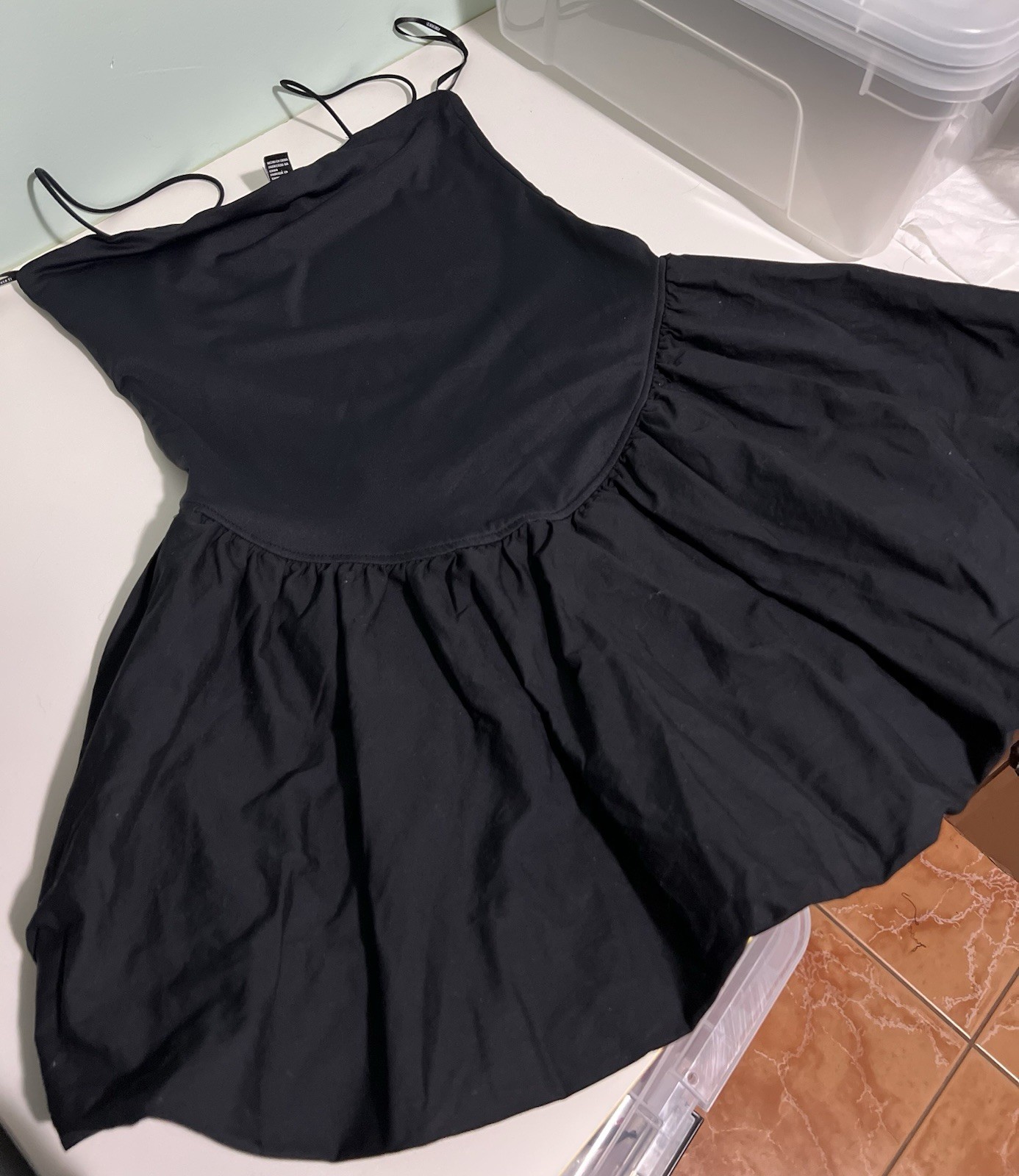 Forever 21 Poplin Balloon Bubble Hem Mini Dress in black. Spaghetti Straps. Sz M