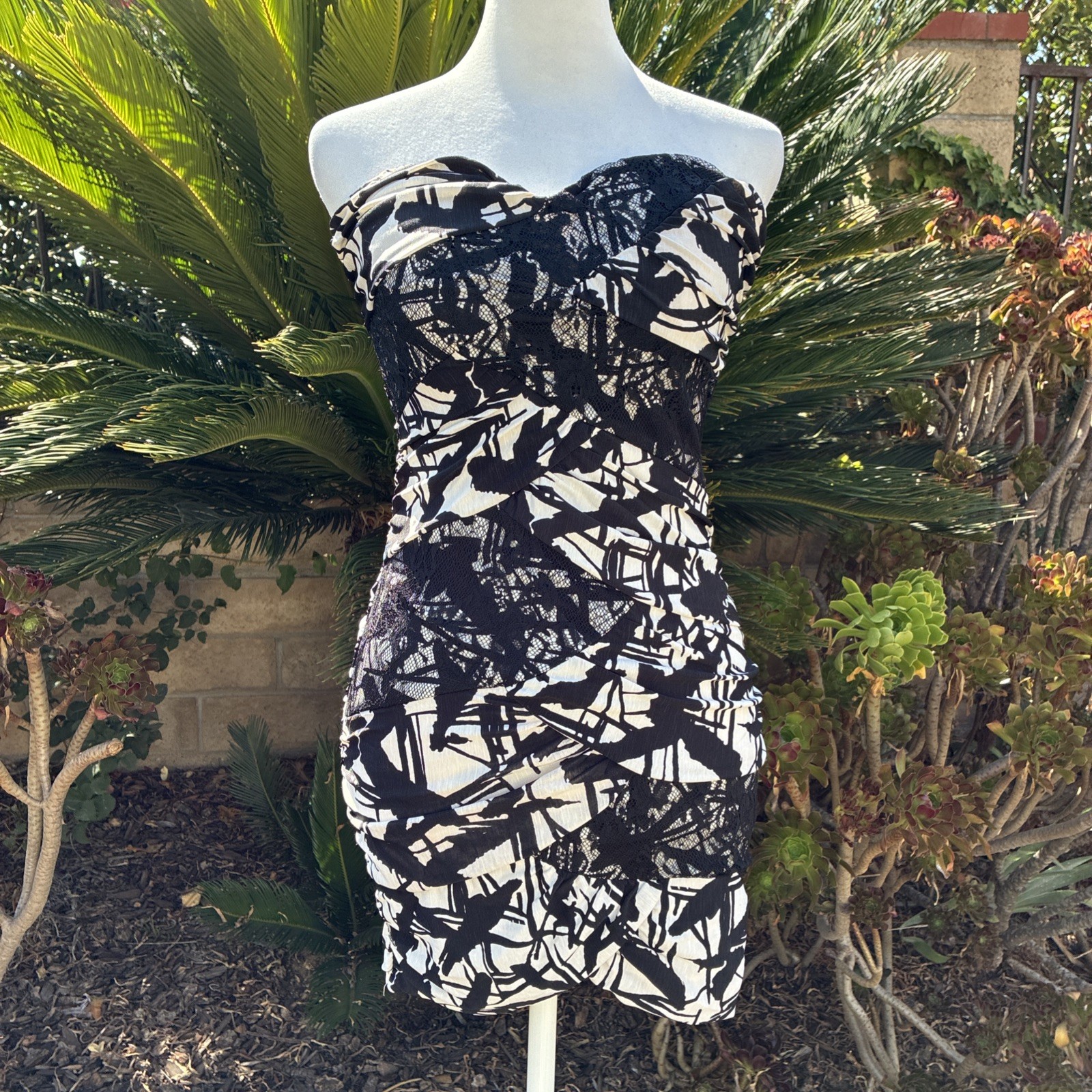 Women’s Strapless Mini Black & White Design Dress Size Small By Love Culture