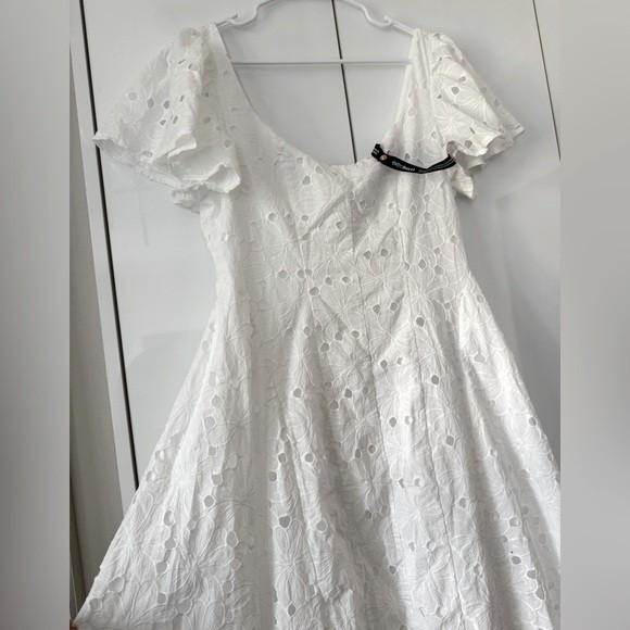 NWT Size MP – Extro&Vert Ada Flutter-Sleeve Broderie Midi Dress