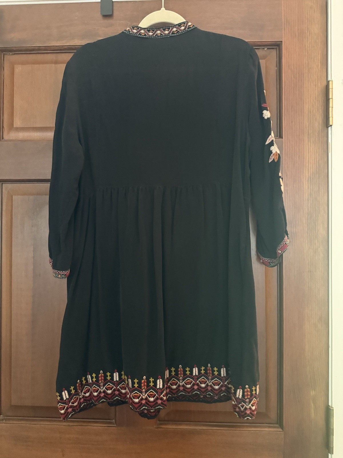 Johnny was Black Floral Embroidered V-Neck 3/4 Sleeve Knee Length Shift Dress M