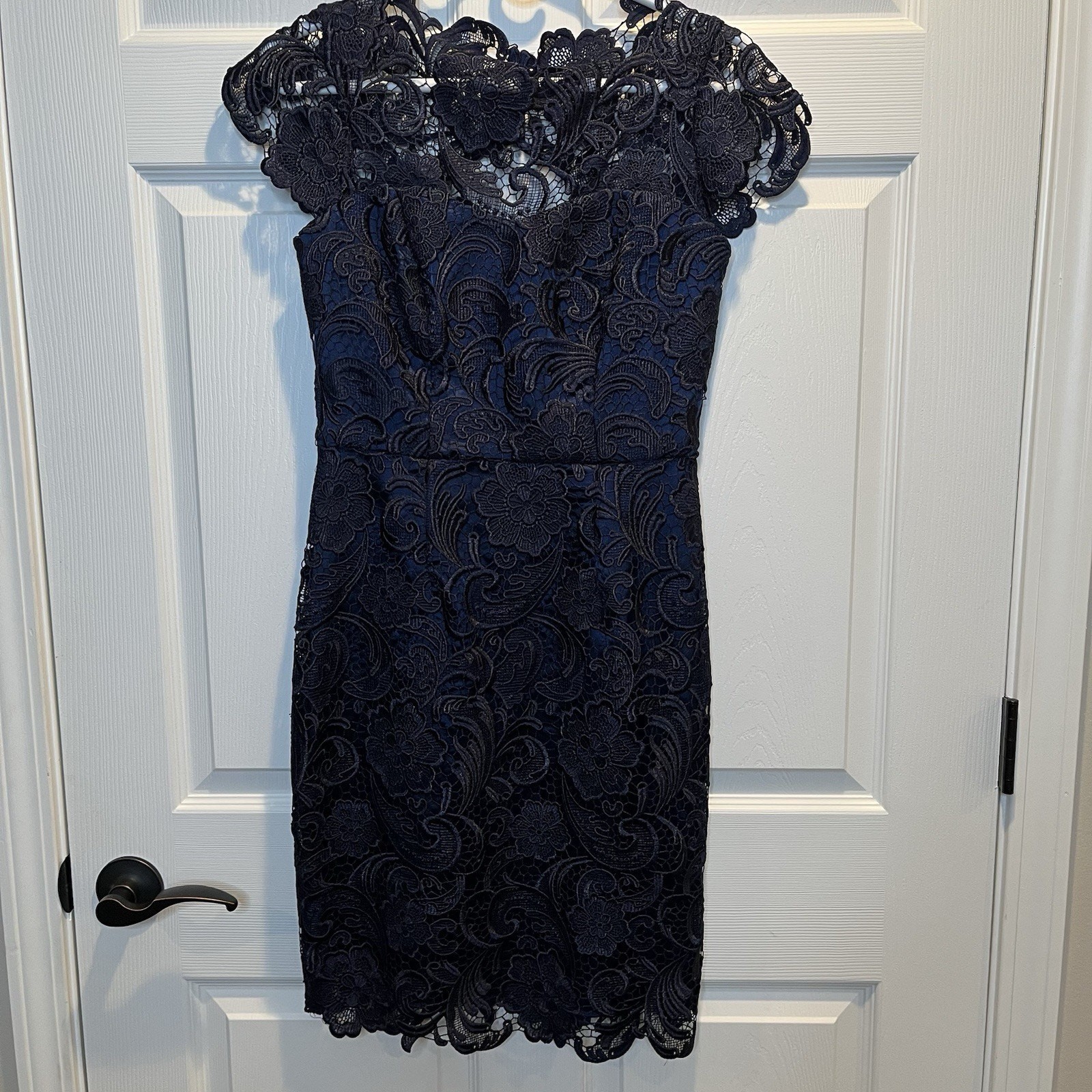 DECODE 1.8 Sheath Dress Sz 4 Womans Navy Blue Scalloped Floral Lace Cap Sleeve