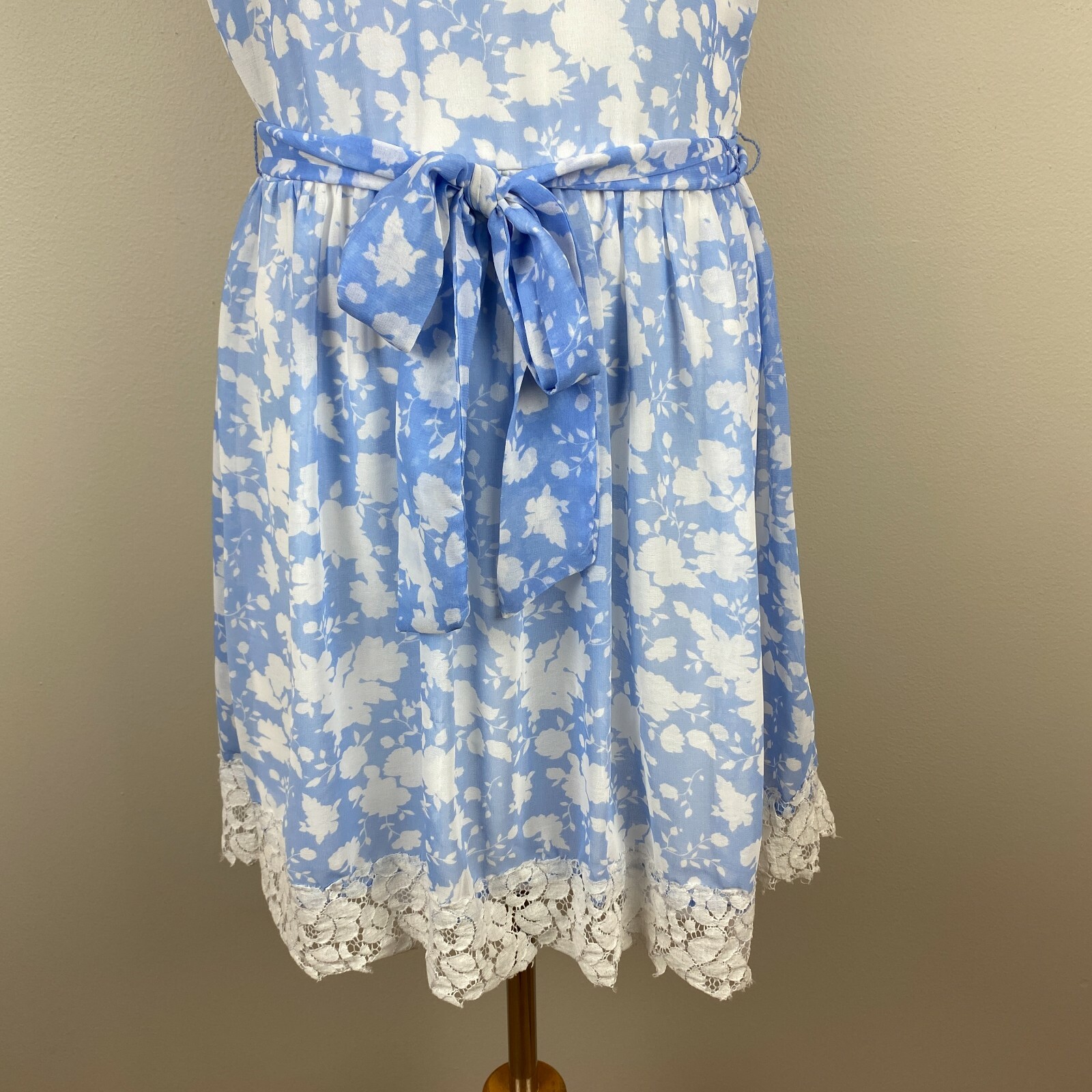 Disney Alice Dress Medium Blue White Colleen Atwood A-Line Belted Floral Lace