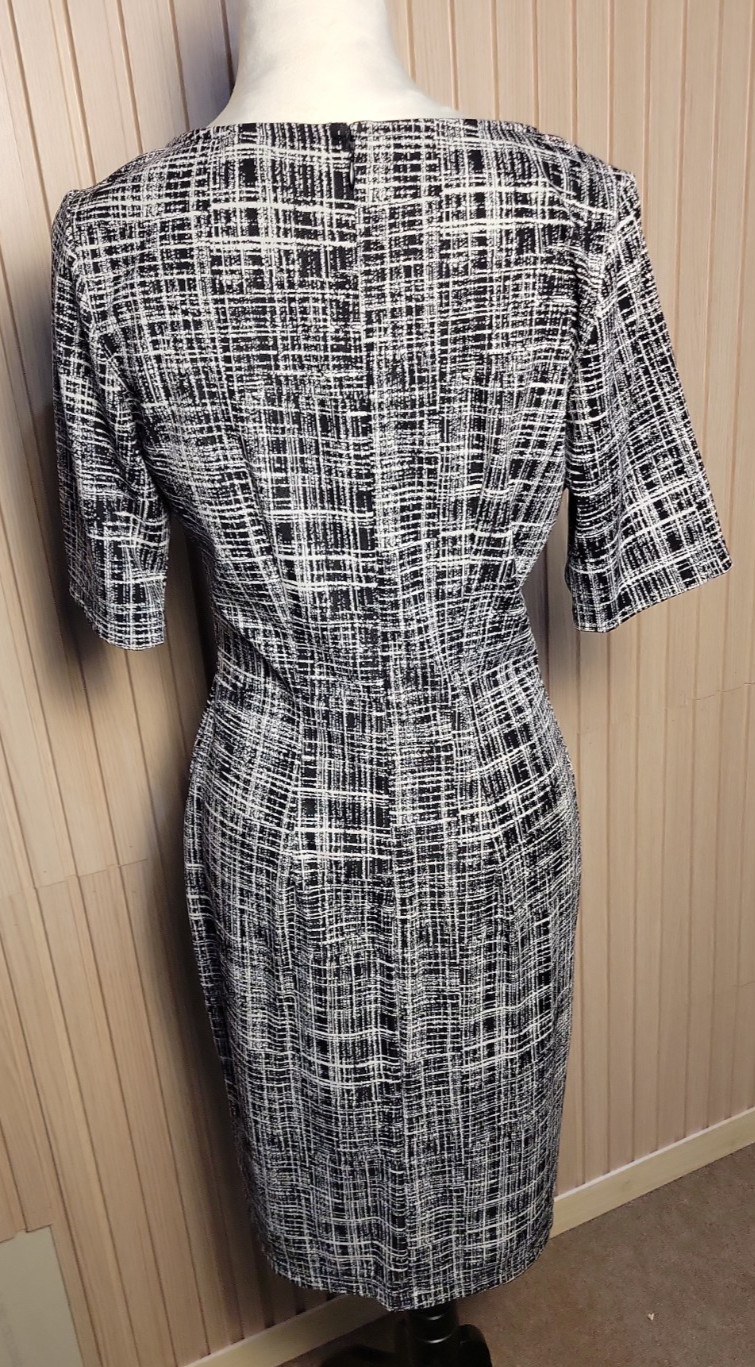 Sharagano Sz 8 Black White Graphic Print Stretch Short Sleeve Dress Career Work