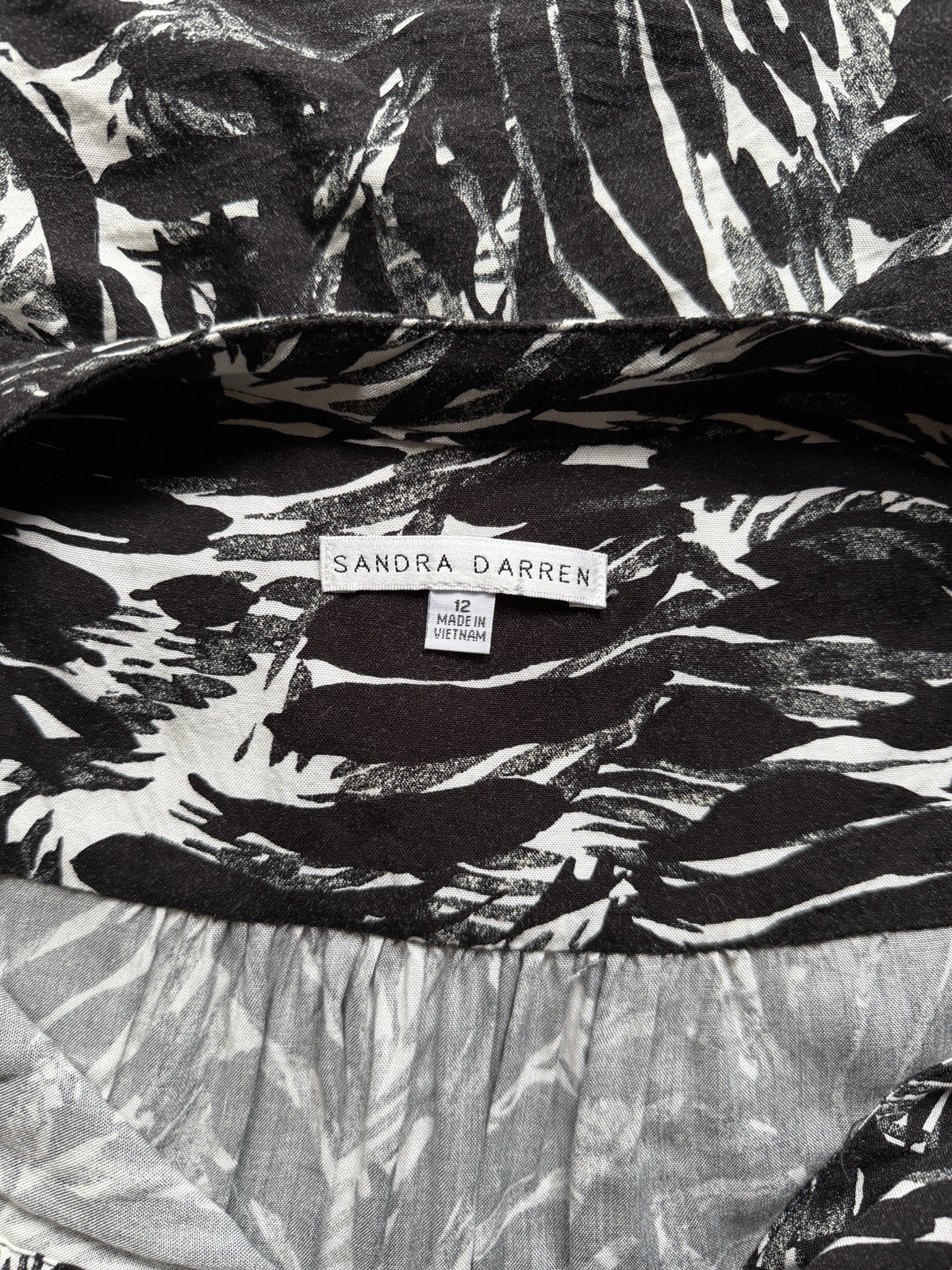 Sandra Darren Black/White Abstract Shift Dress 12 V-Neck Sleeveless Rayon