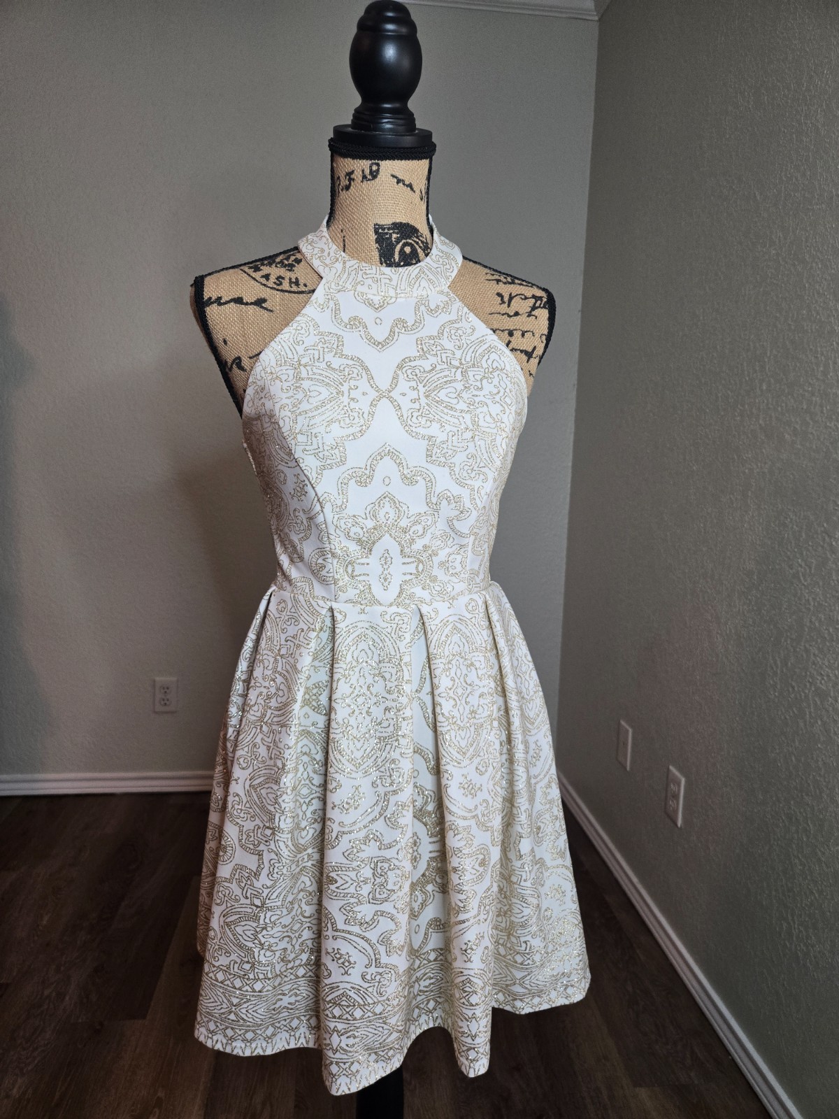 B. Darlin Style QE15L706 Juniors Size 3/4 White & Gold Glitter Fit & Flare Dress