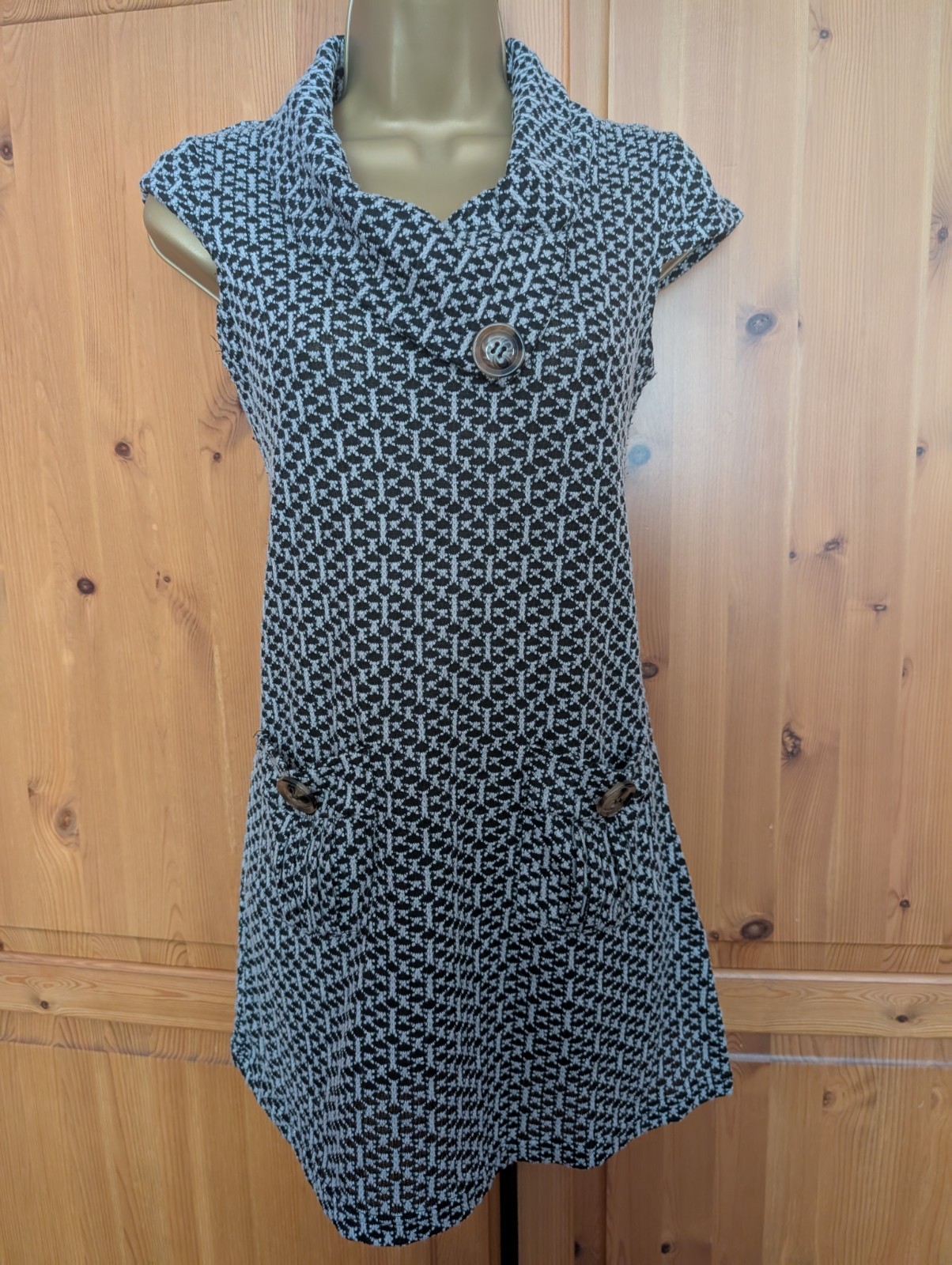 Izabel London Tunic Top / Dress Size 8. cowl neck. cap sleeve. textured knit