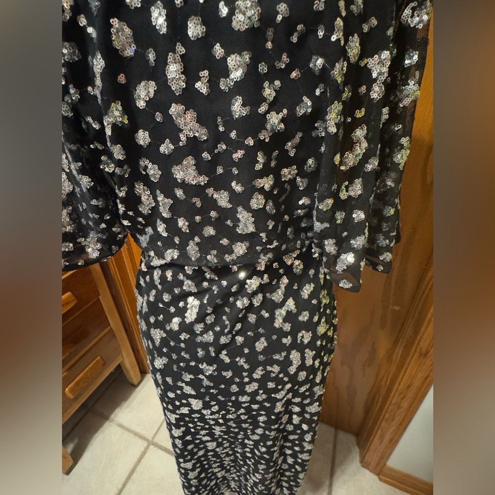 NWT KENSIE Sequin flutter sleeve midi dress size 2